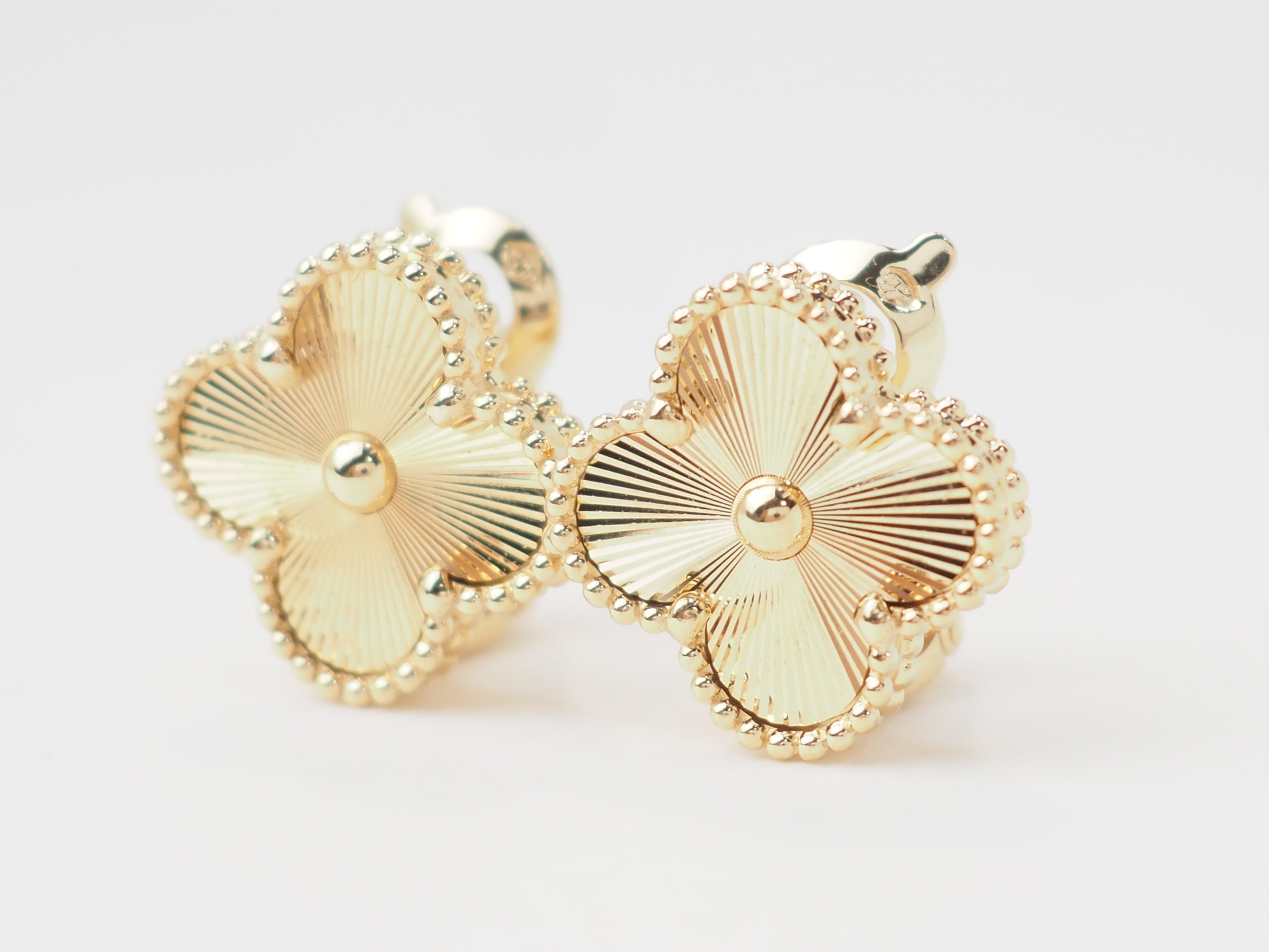 Paire de boucles d'oreilles Van Cleef & Arpels Alhambra vintage en or jaune