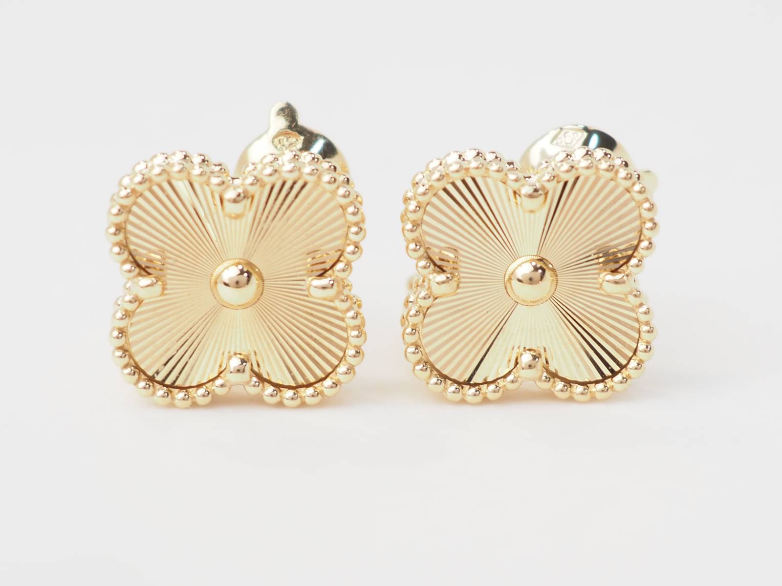 Paire de boucles d'oreilles Van Cleef & Arpels Alhambra vintage en or jaune