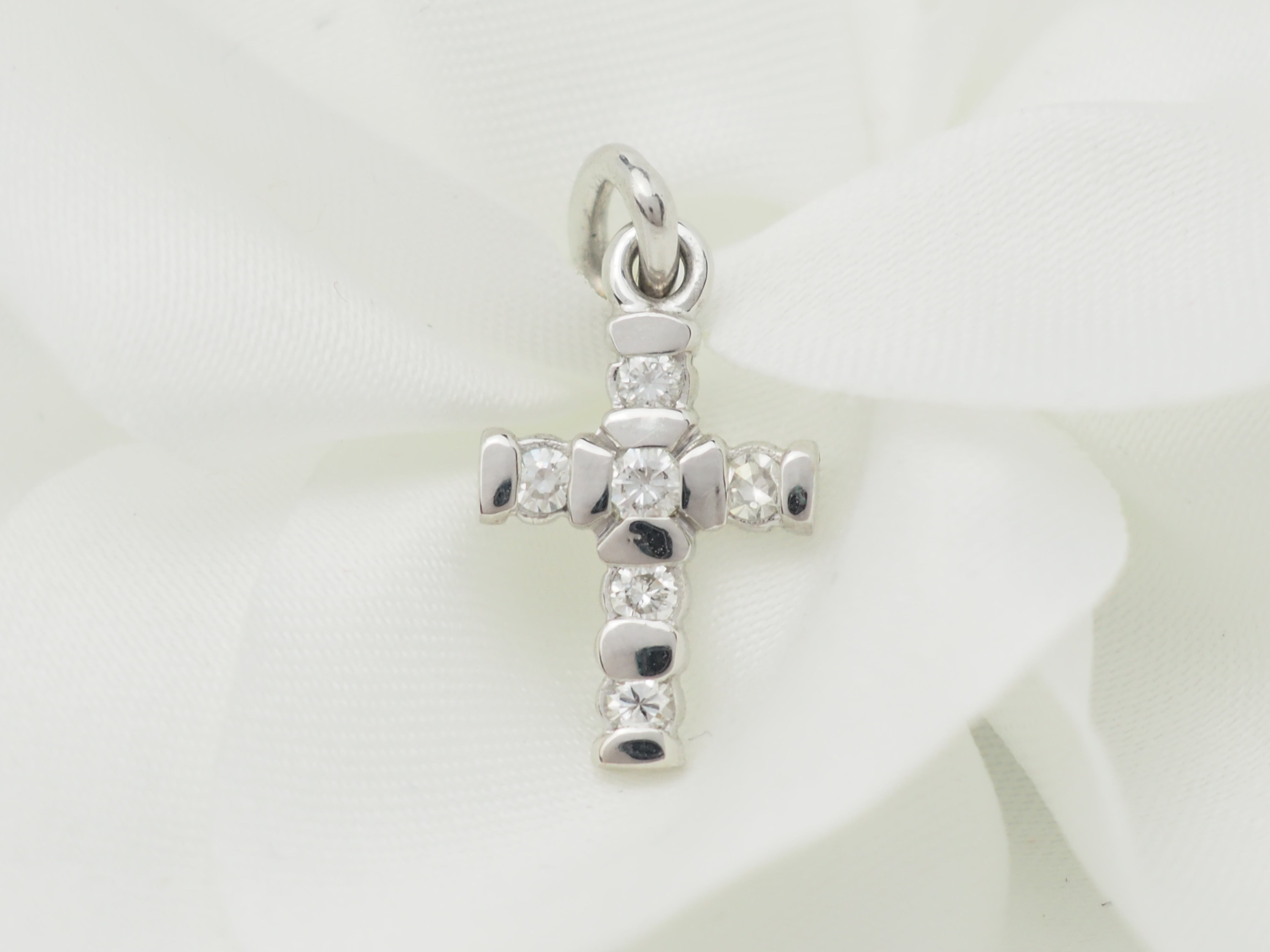 Pendentif croix en or blanc et diamants 0.17ct