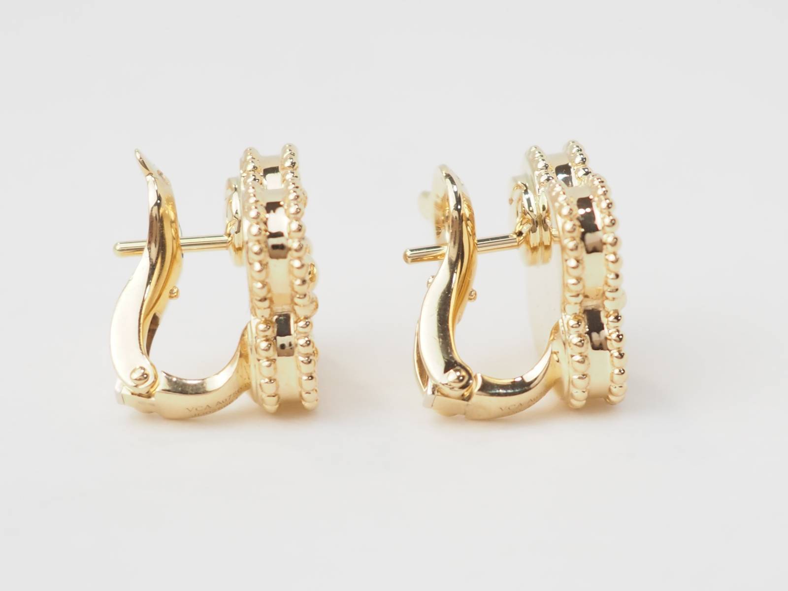 Paire de boucles d'oreilles Van Cleef & Arpels Alhambra vintage en or jaune