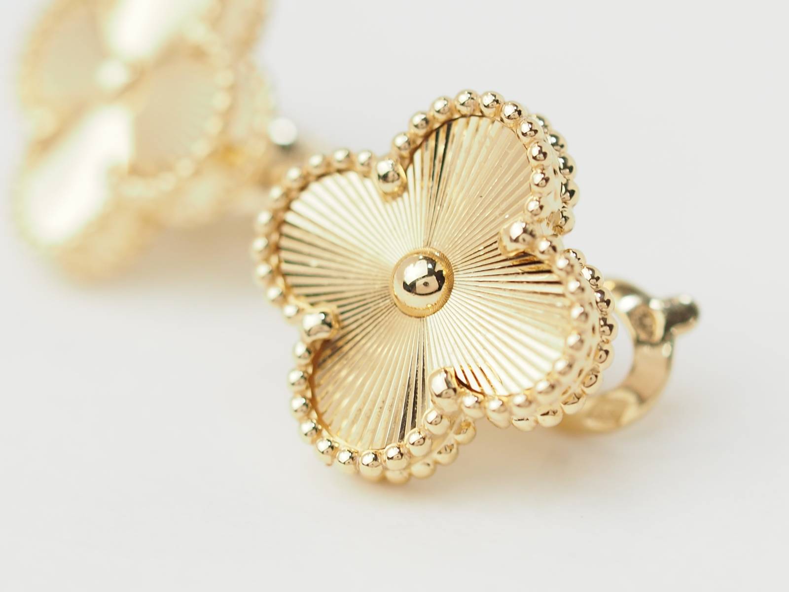 Paire de boucles d'oreilles Van Cleef & Arpels Alhambra vintage en or jaune