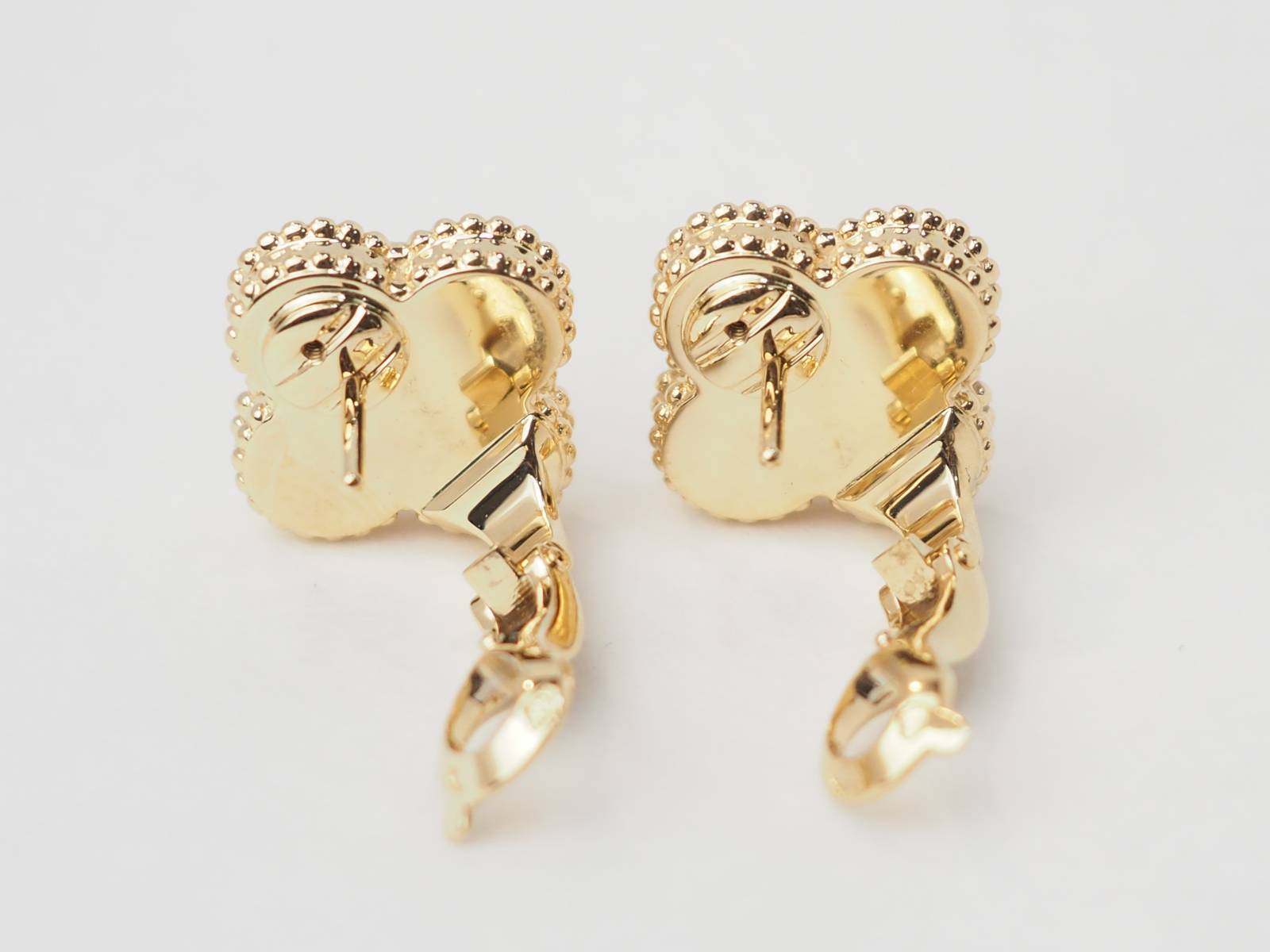 Paire de boucles d'oreilles Van Cleef & Arpels Alhambra vintage en or jaune