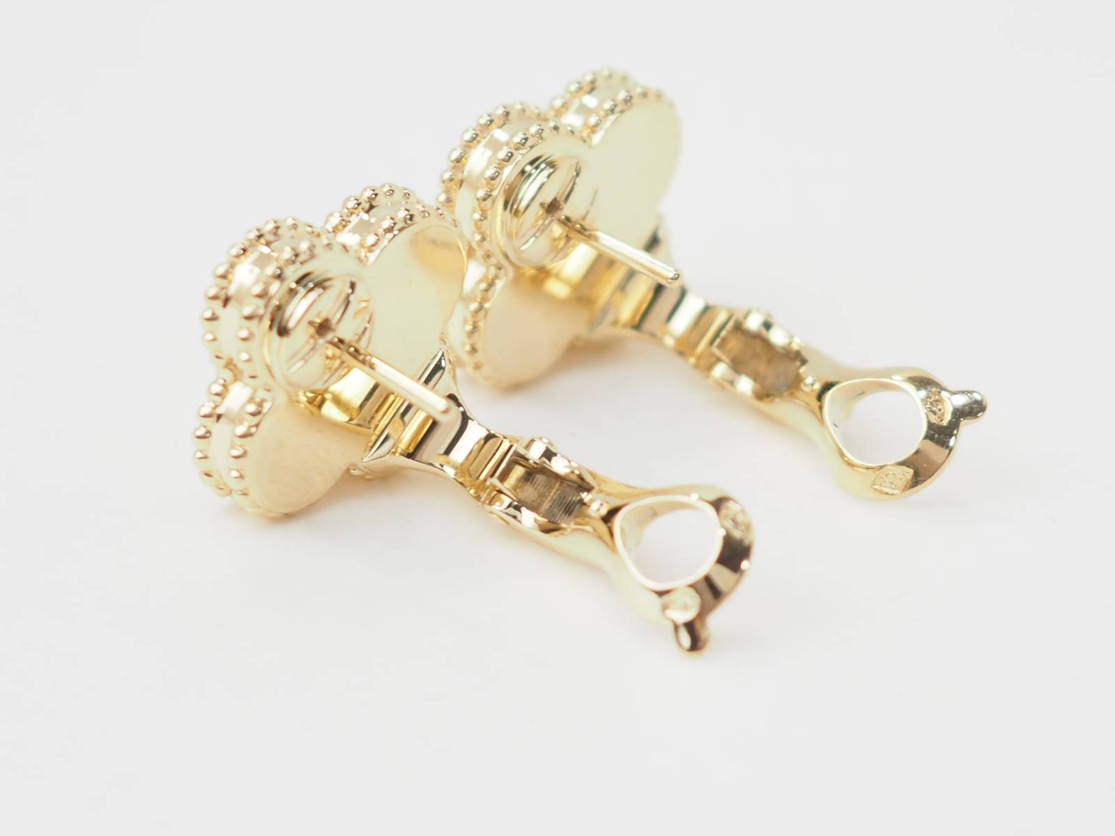 Paire de boucles d'oreilles Van Cleef & Arpels Alhambra vintage en or jaune