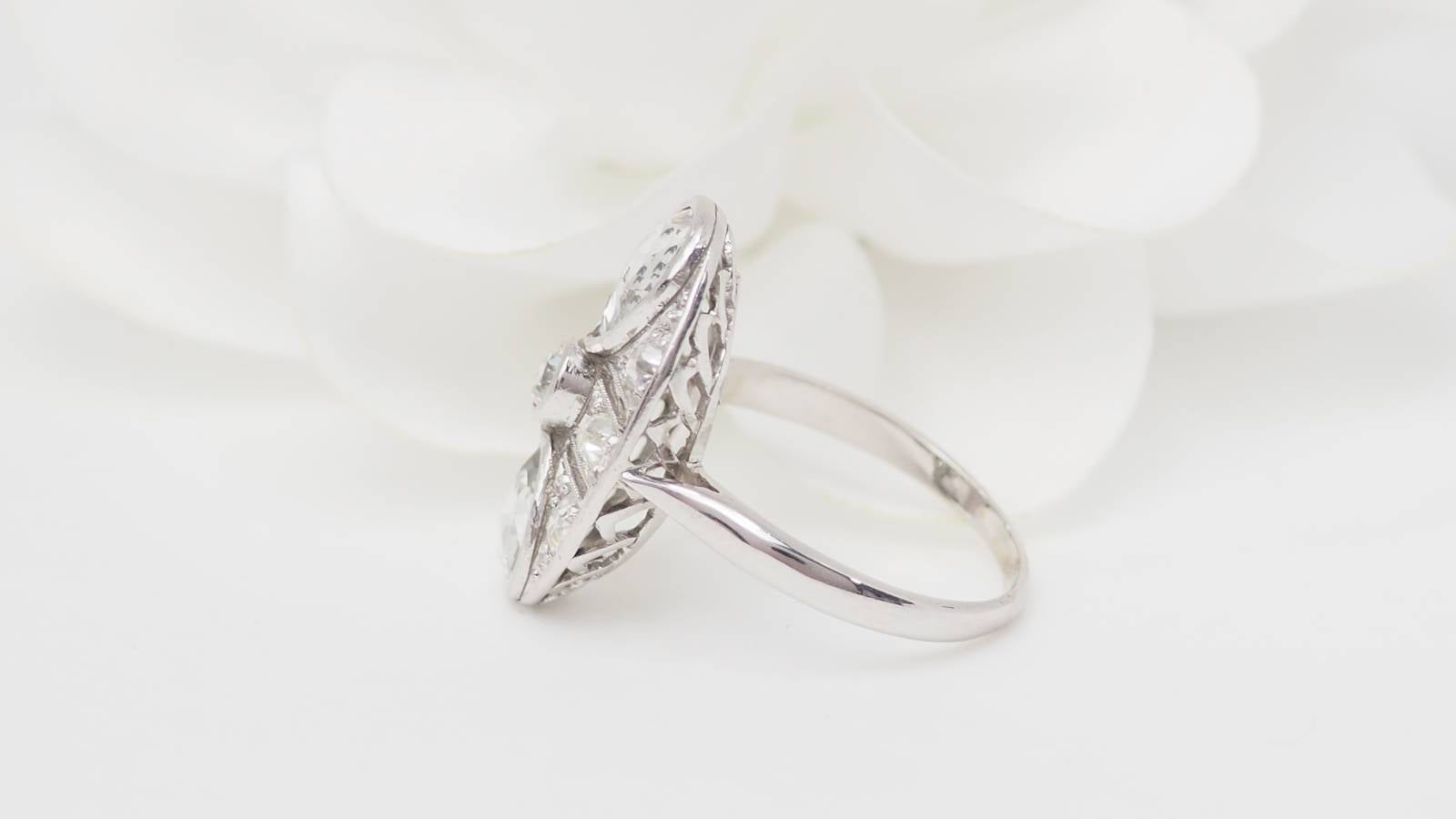 Bague Art Déco en or blanc et diamants