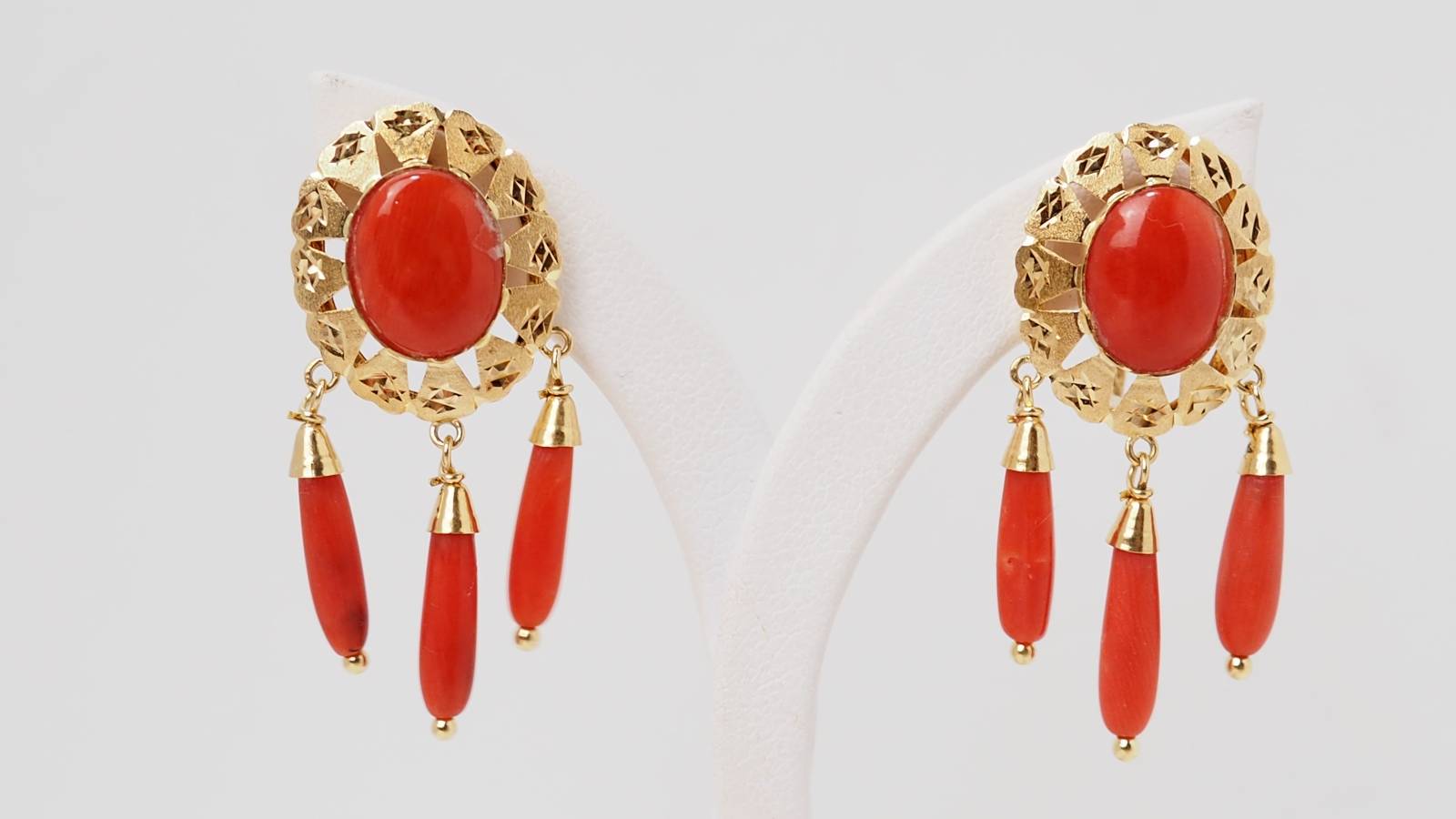 Boucles d'oreilles en or jaune et corail