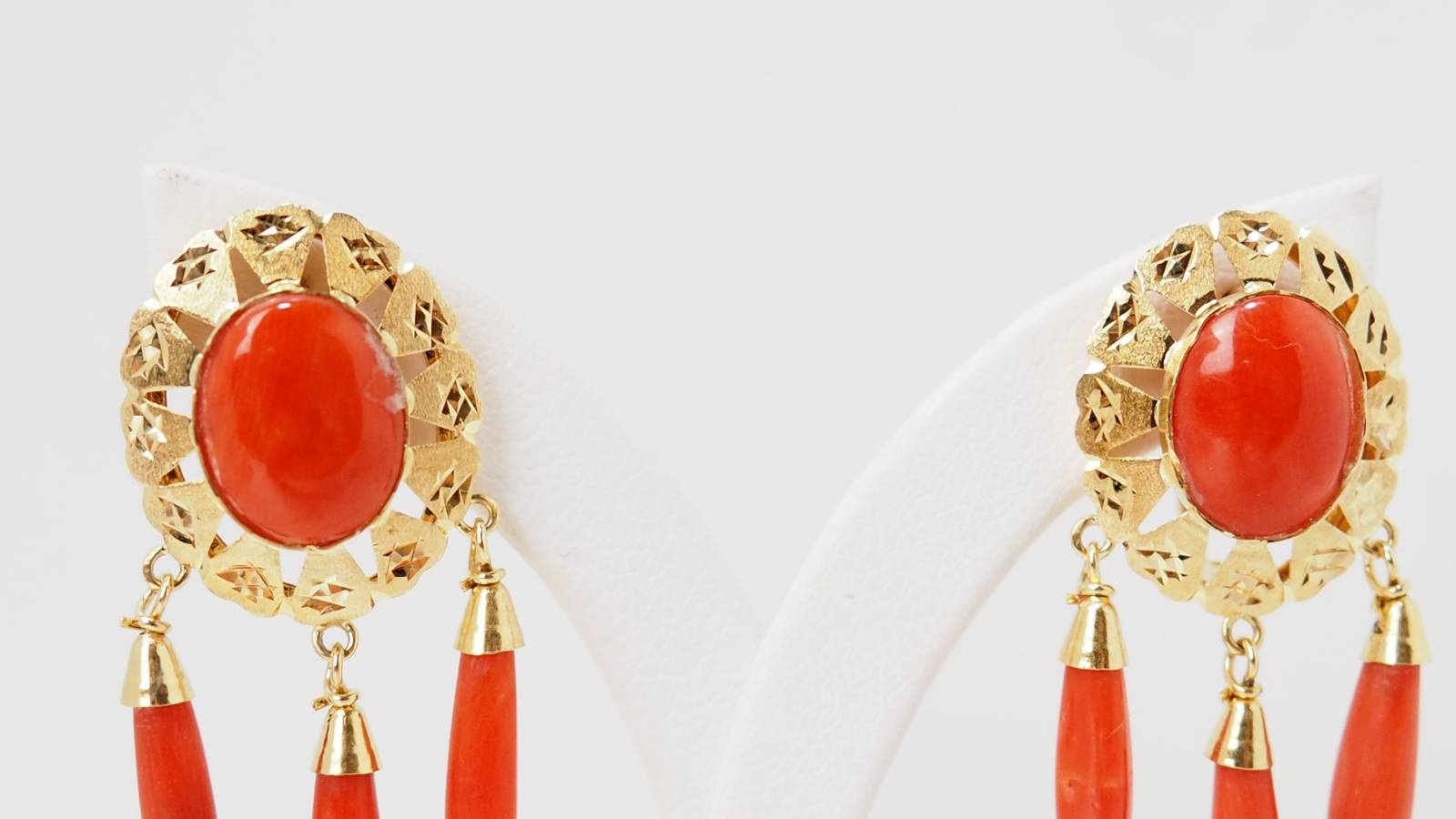 Boucles d'oreilles en or jaune et corail