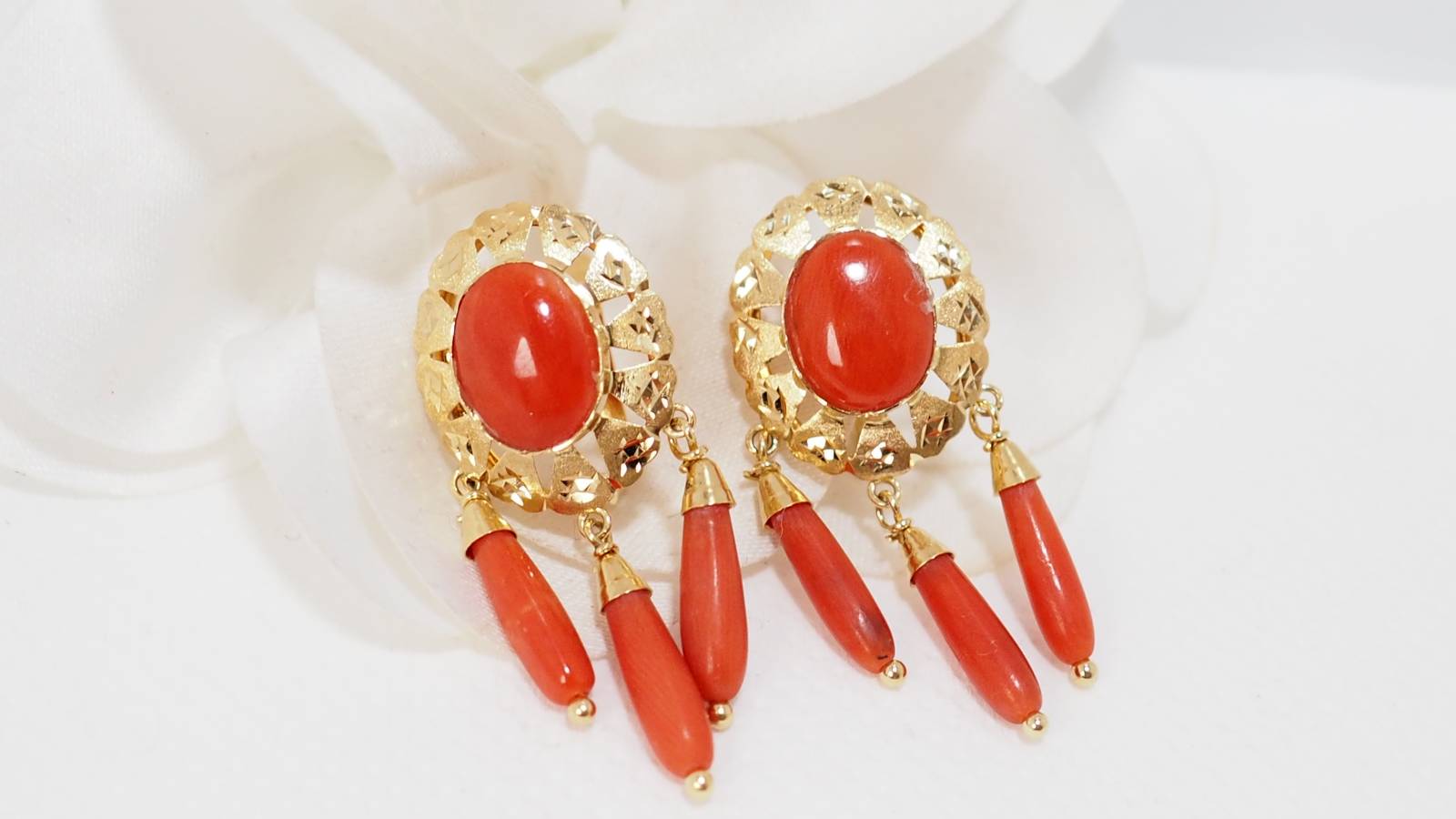 Boucles d'oreilles en or jaune et corail