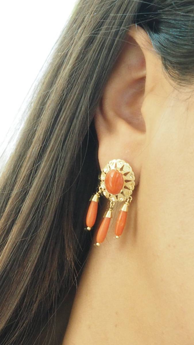 Boucles d'oreilles en or jaune et corail