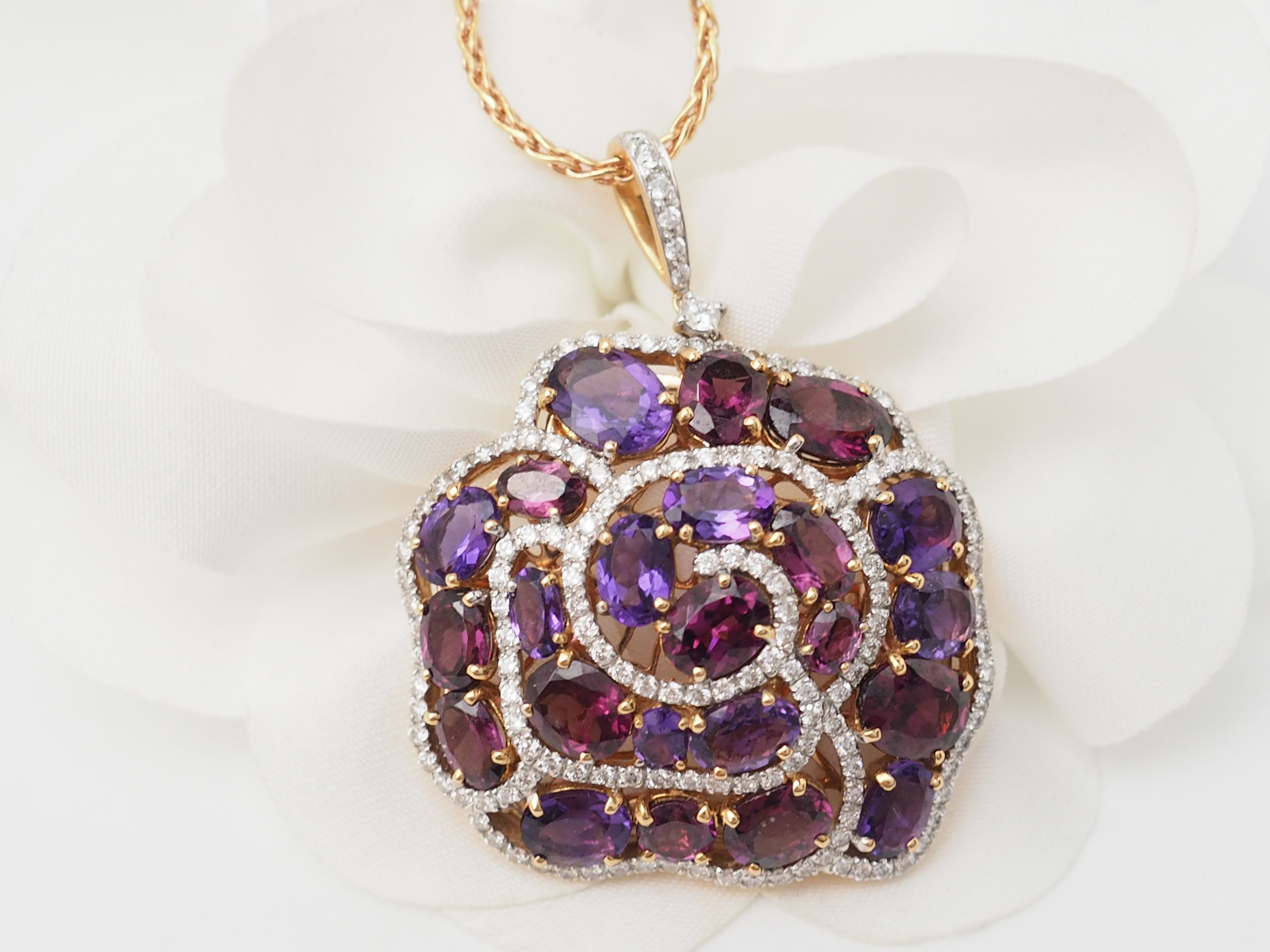 Collier pendentif fleur en or rose, pierres fines et diamants