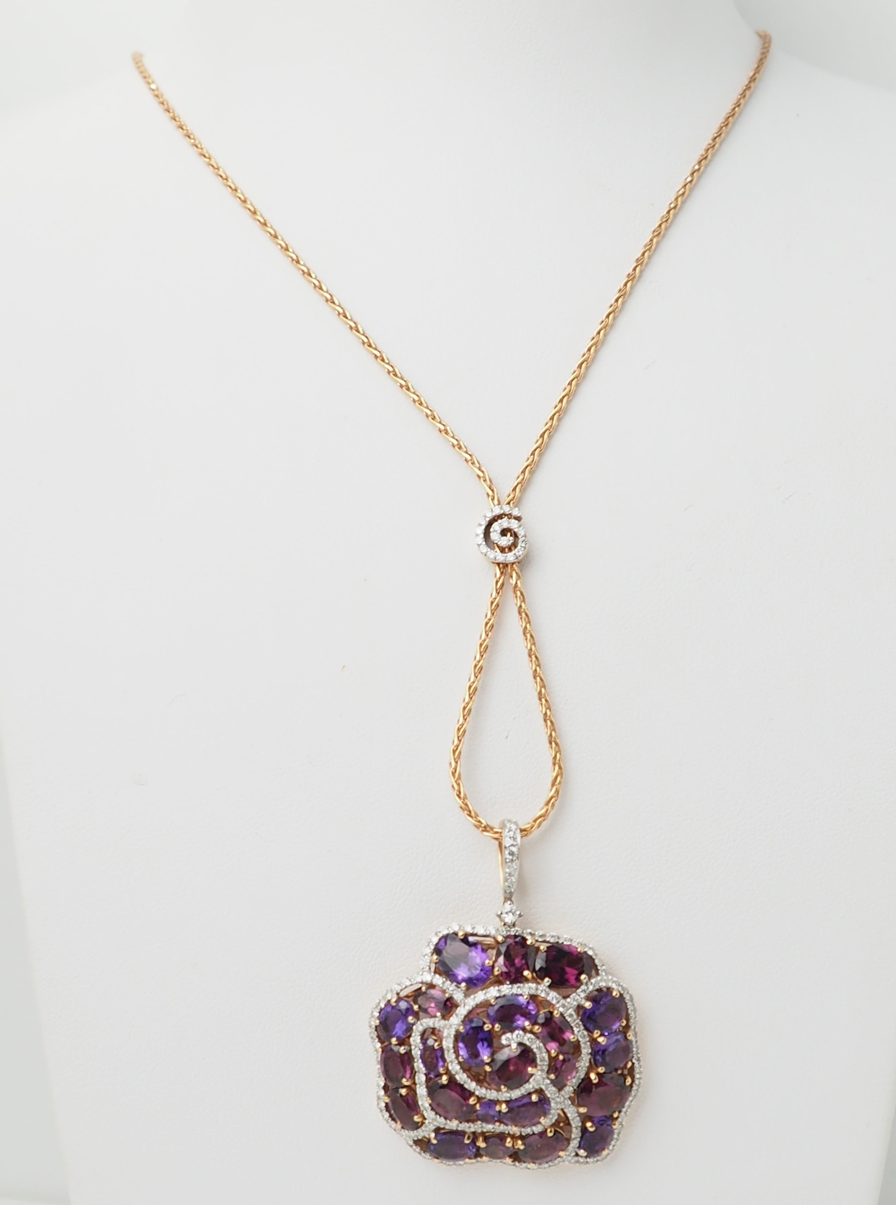Collier pendentif fleur en or rose, pierres fines et diamants
