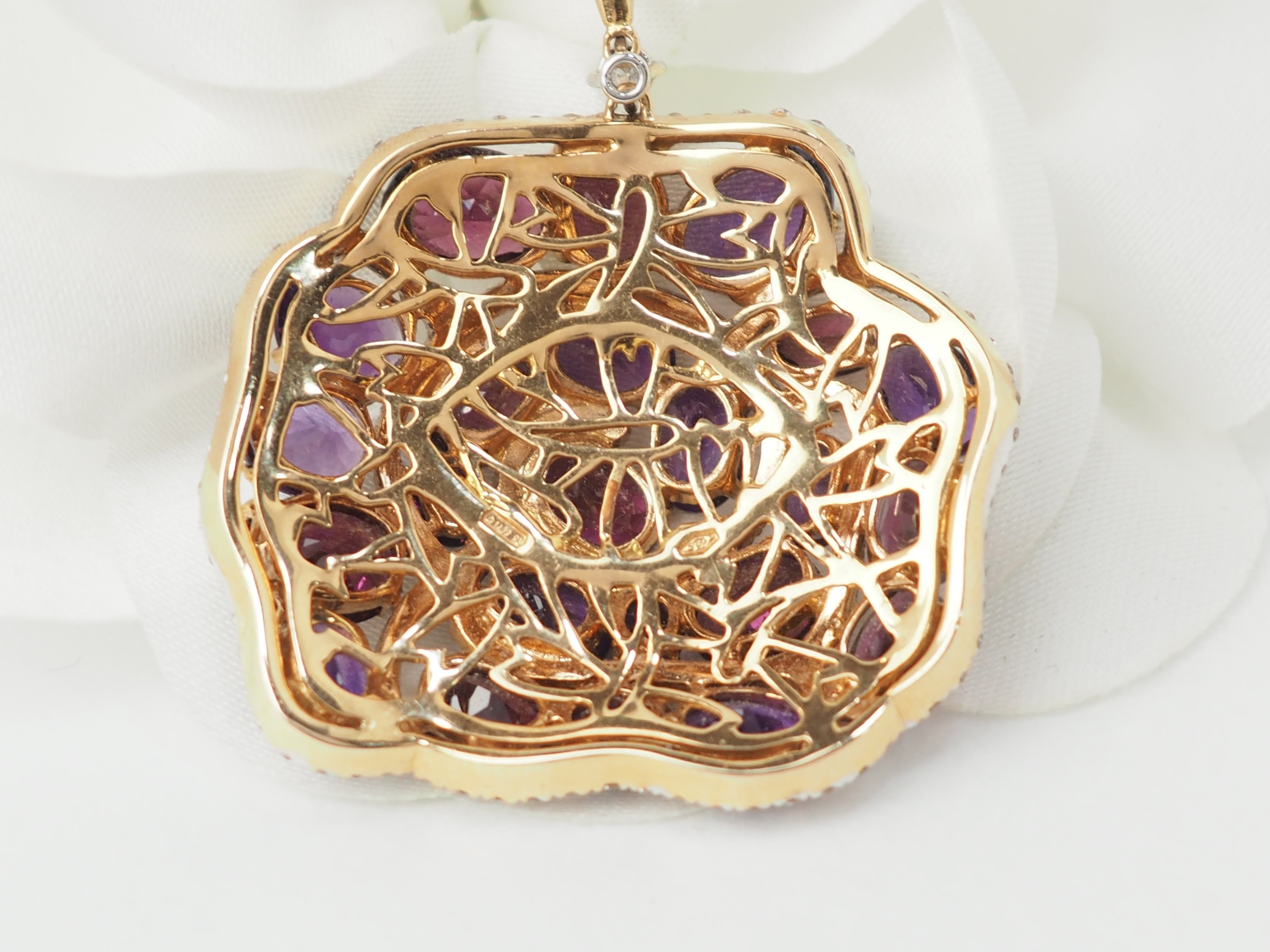 Collier pendentif fleur en or rose, pierres fines et diamants