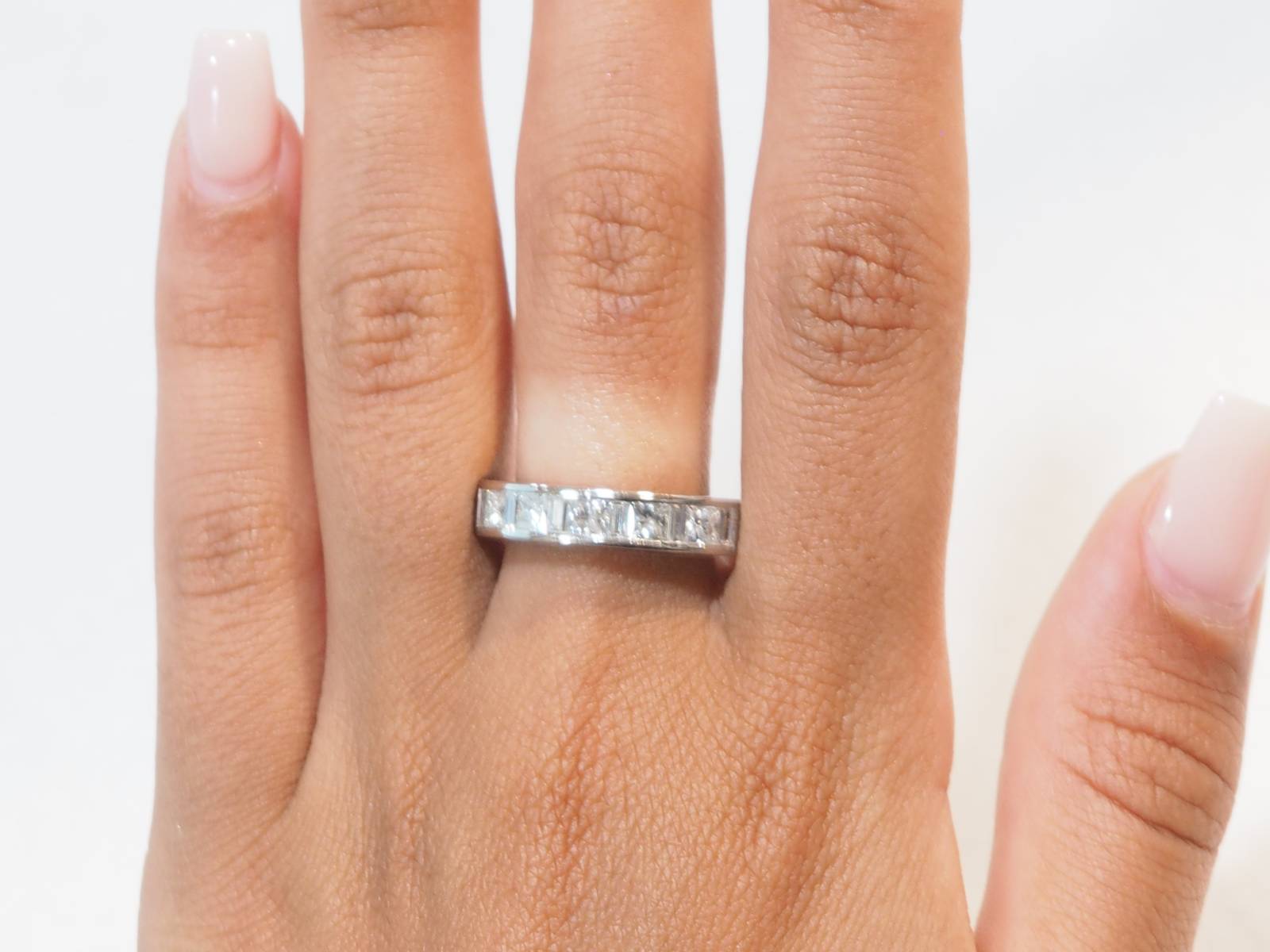 Demi alliance en or blanc et diamants 1.06cts