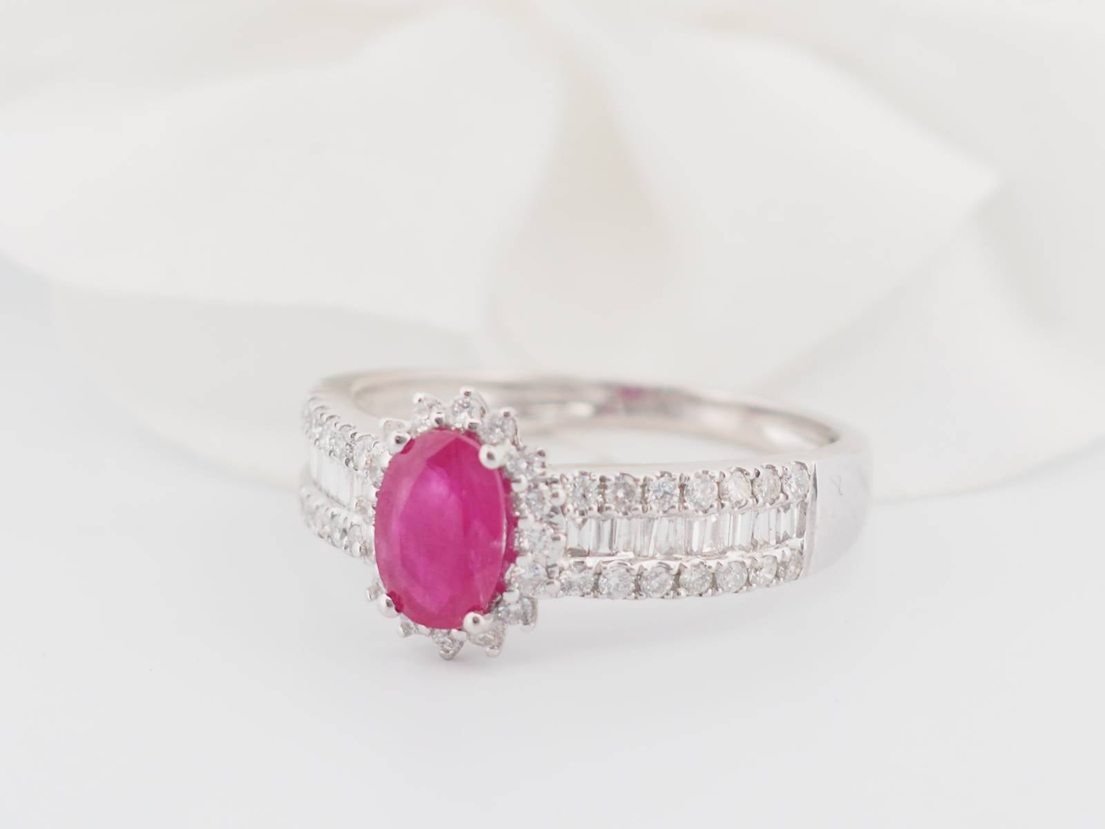 Bague entourage en or blanc, rubis et diamants