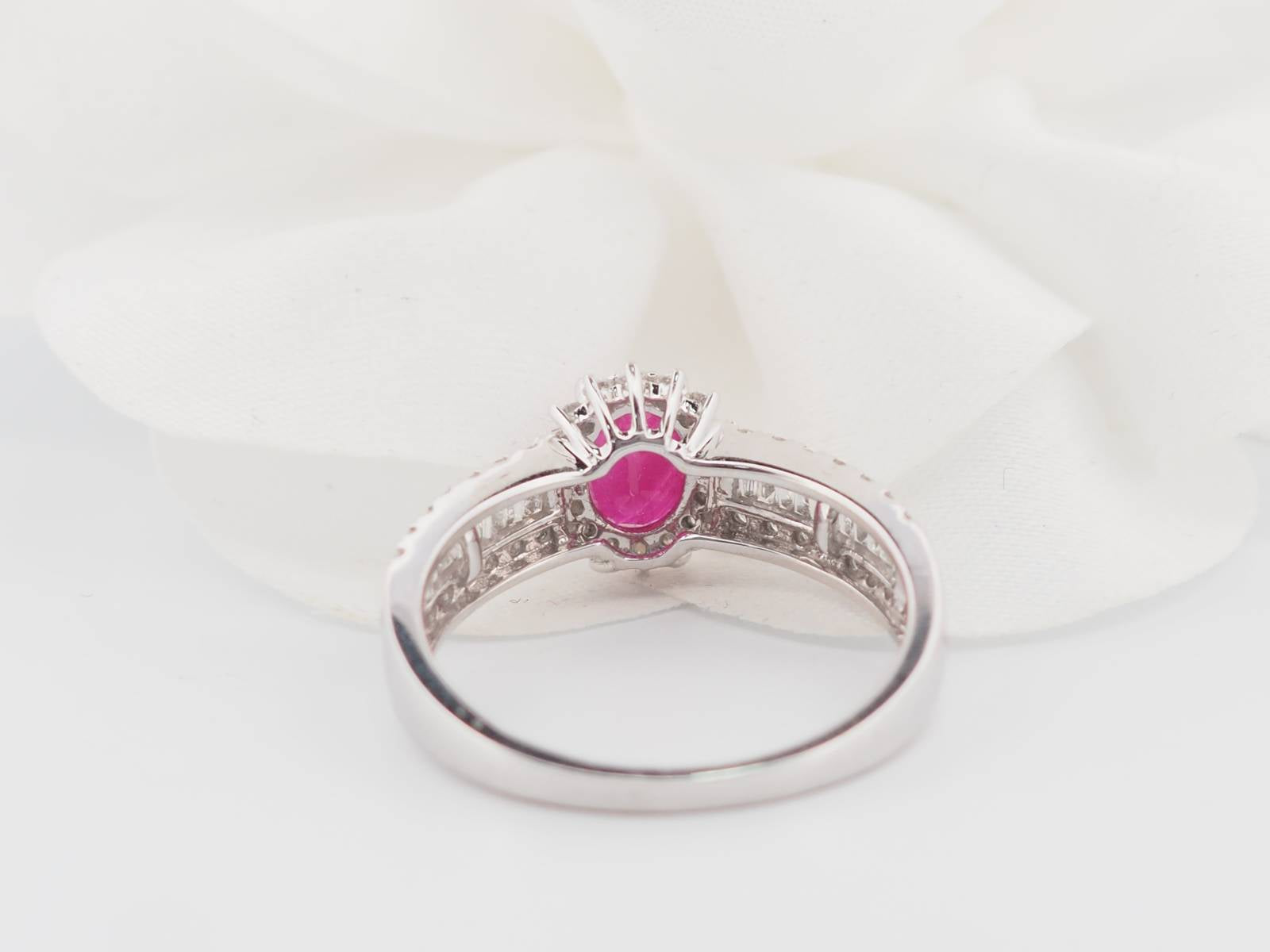 Bague entourage en or blanc, rubis et diamants