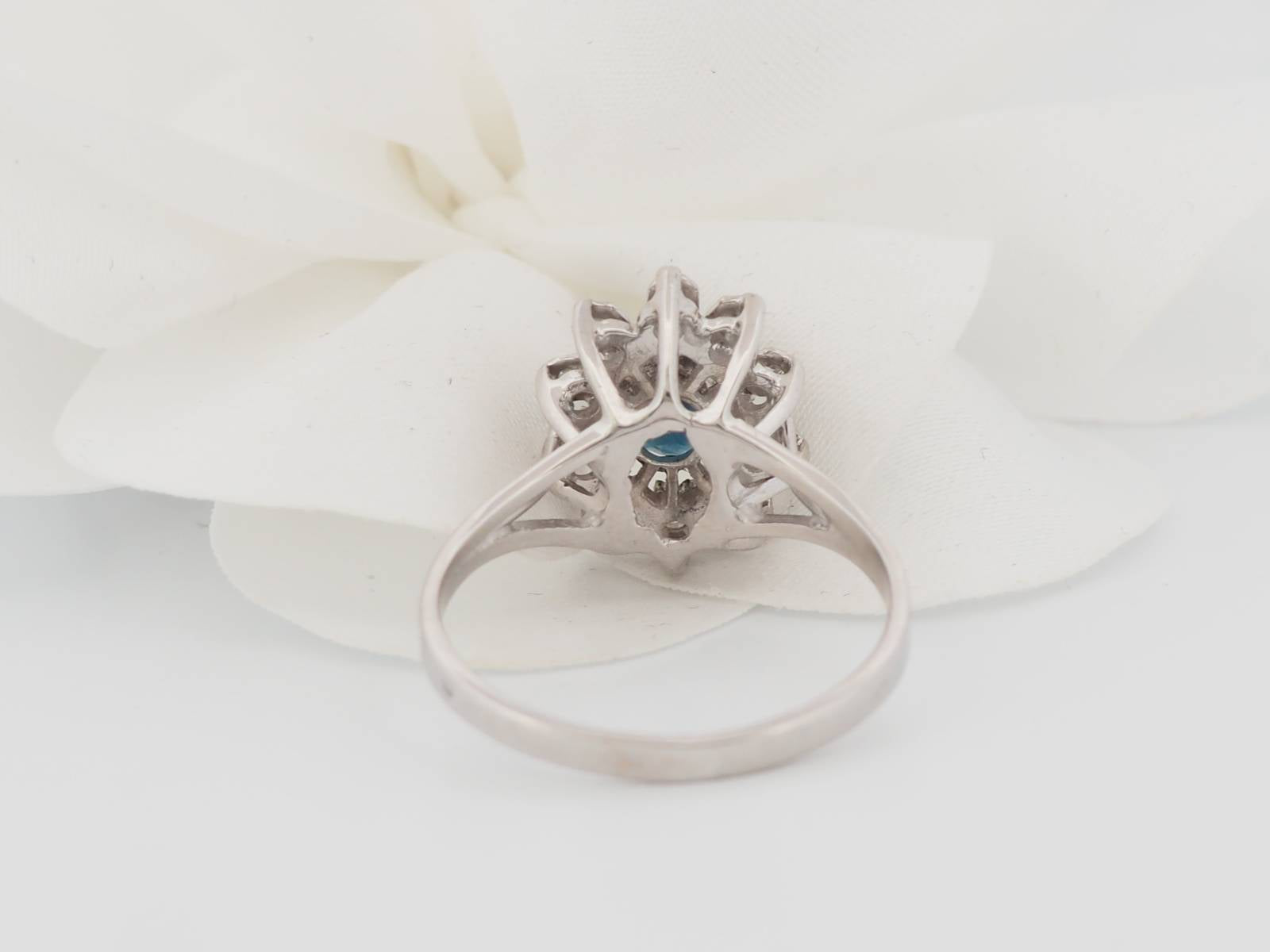 Bague entourage en or blanc, saphir et diamants