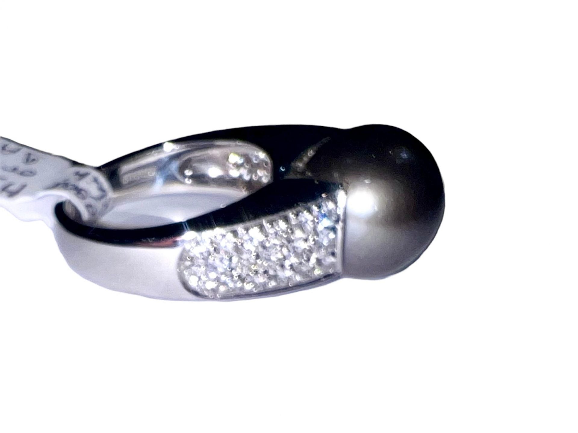 Une bague Boucheron en diamants et perle de tahiti