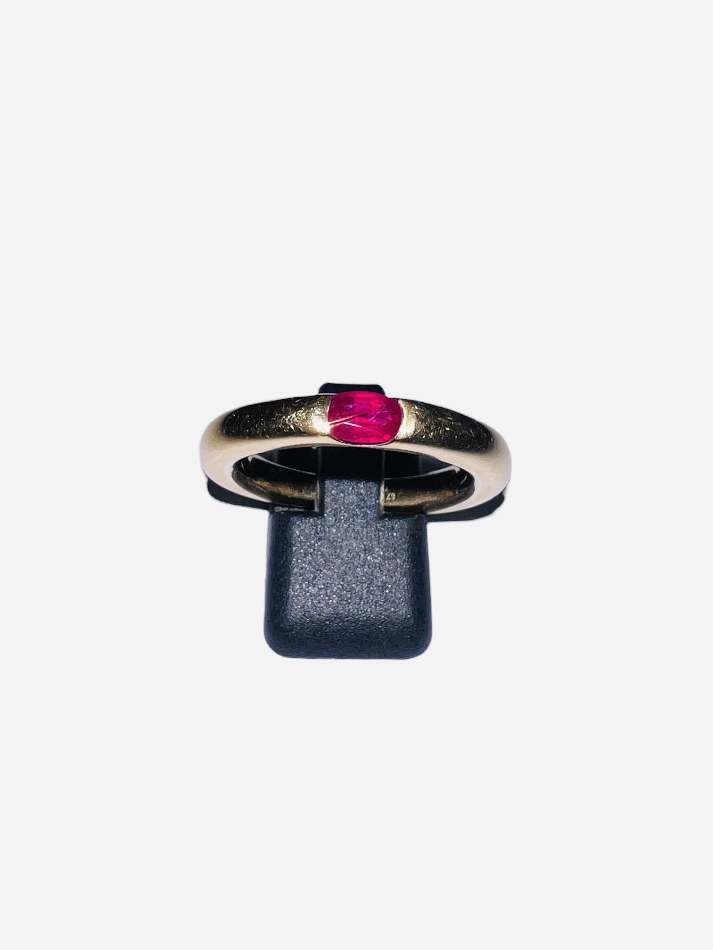 Une bague modèle "Elipse" en or jaune et rubis Cartier