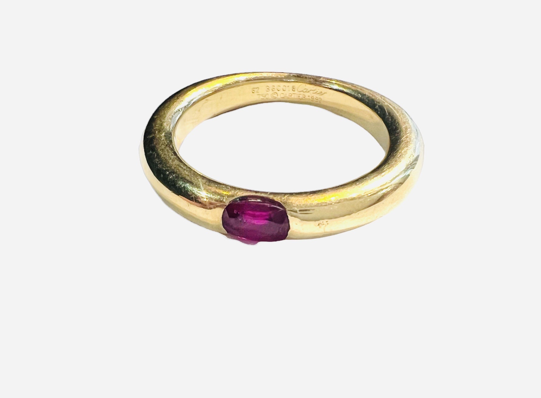 Une bague modèle "Elipse" en or jaune et rubis Cartier