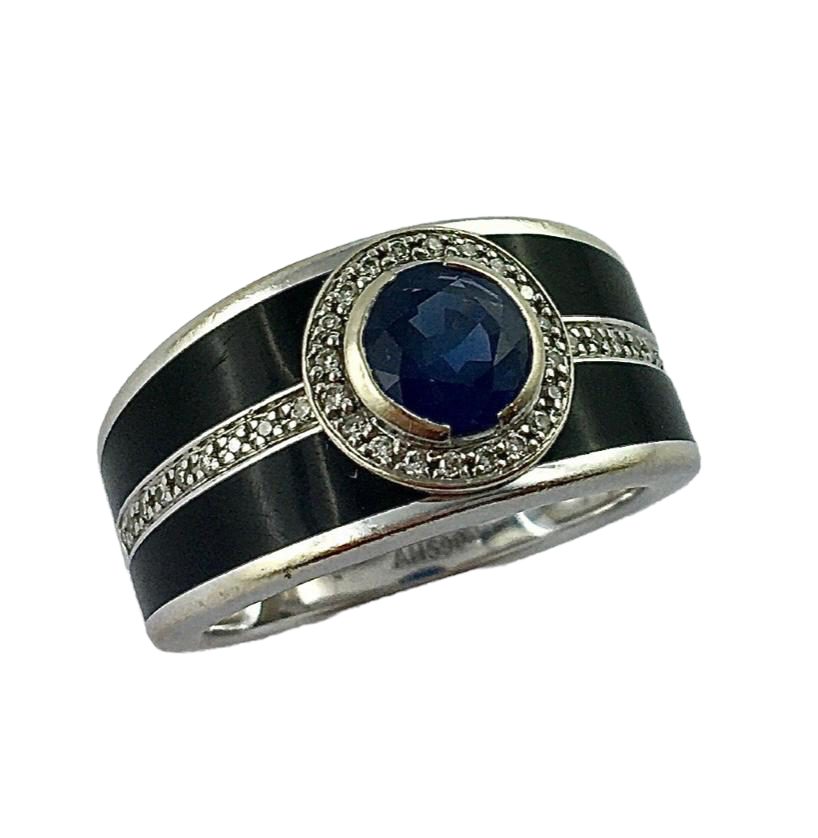 Une bague Mauboussin modèle "Bonbon bleu" en or blanc 18K
