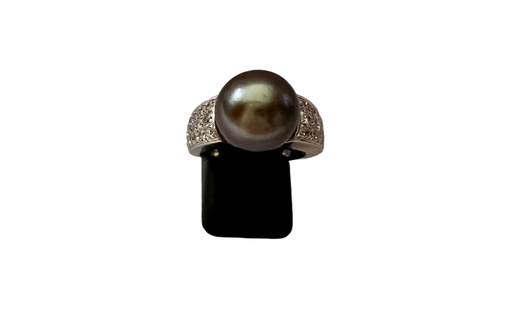 Une bague Boucheron en diamants et perle de tahiti