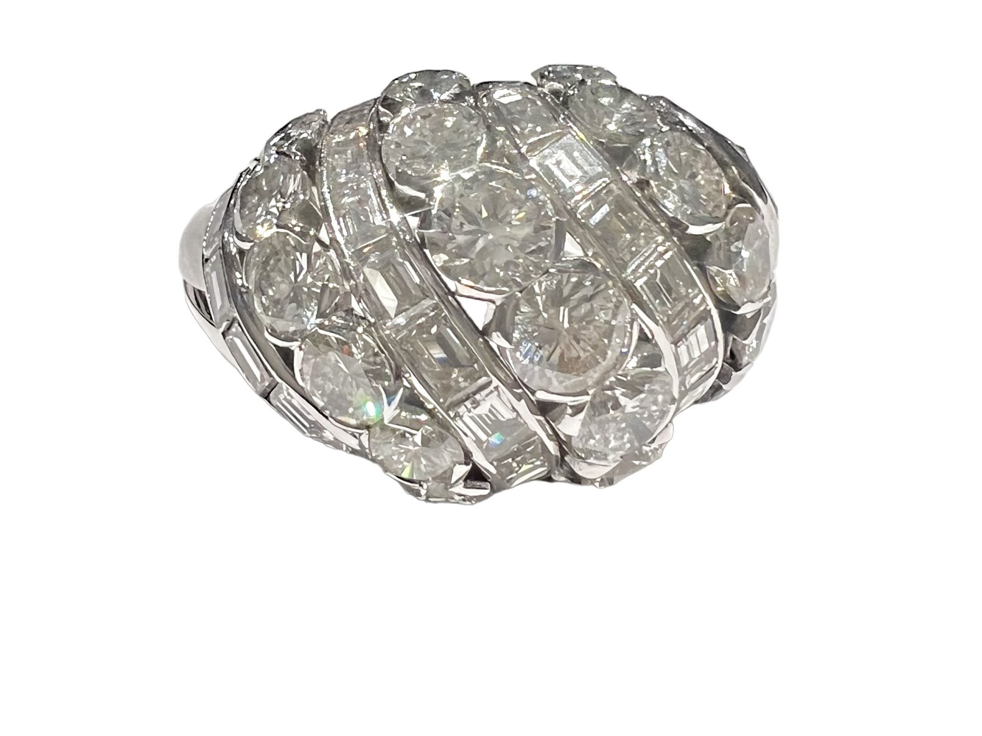Bague signée Van Cleef & Arpels, platine et diamants.