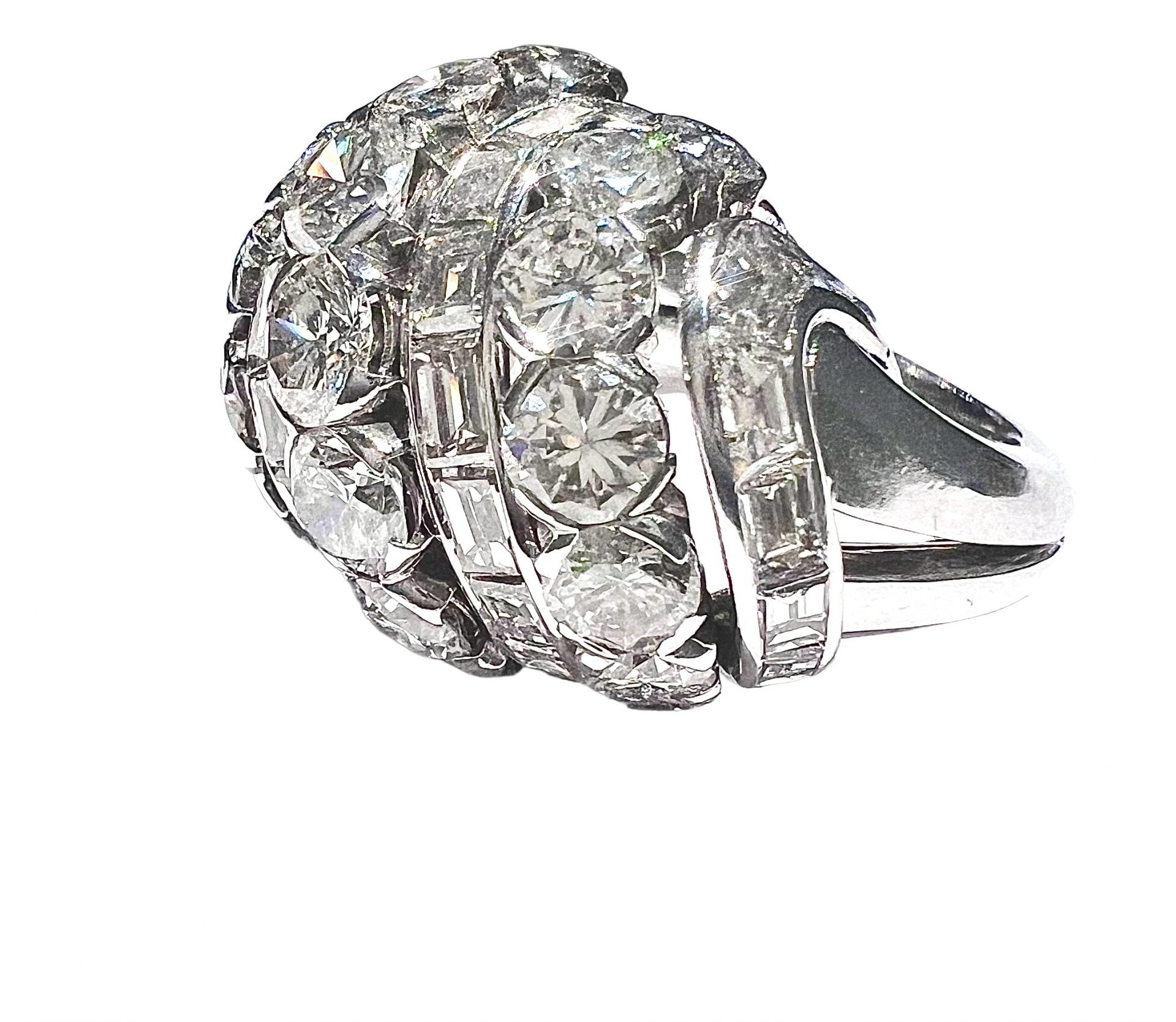 Ring signed Van Cleef & Arpels, platinum and diamonds.