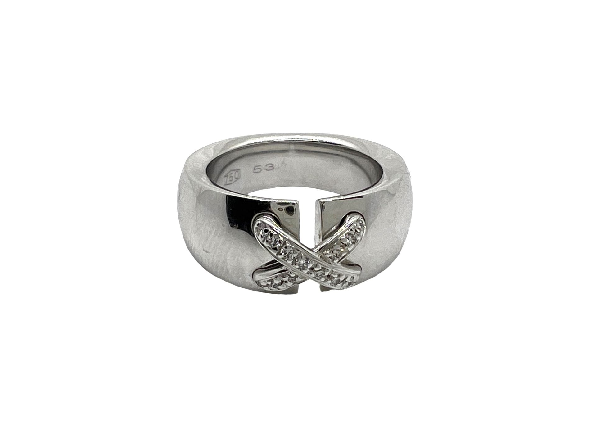 Une bague Chaumet, collection "Lien", en or blanc 18 K et diamants