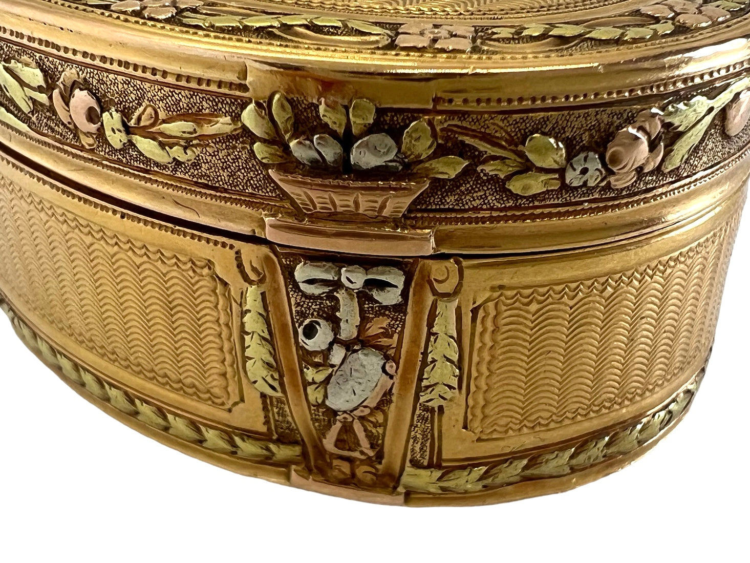 Two-tone gold snuffbox, Louis XVI period, circa 1768-1774