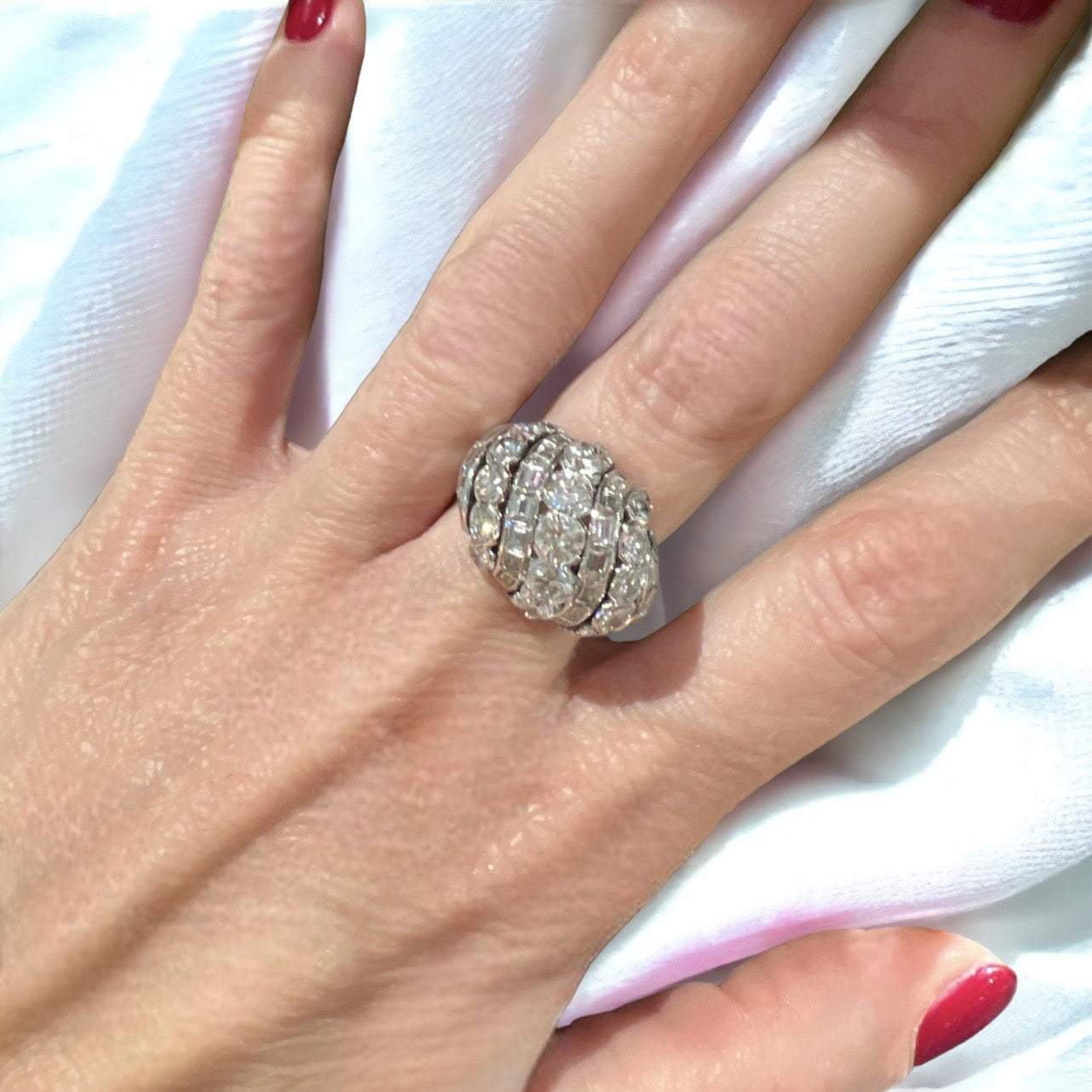 Bague signée Van Cleef & Arpels, platine et diamants.