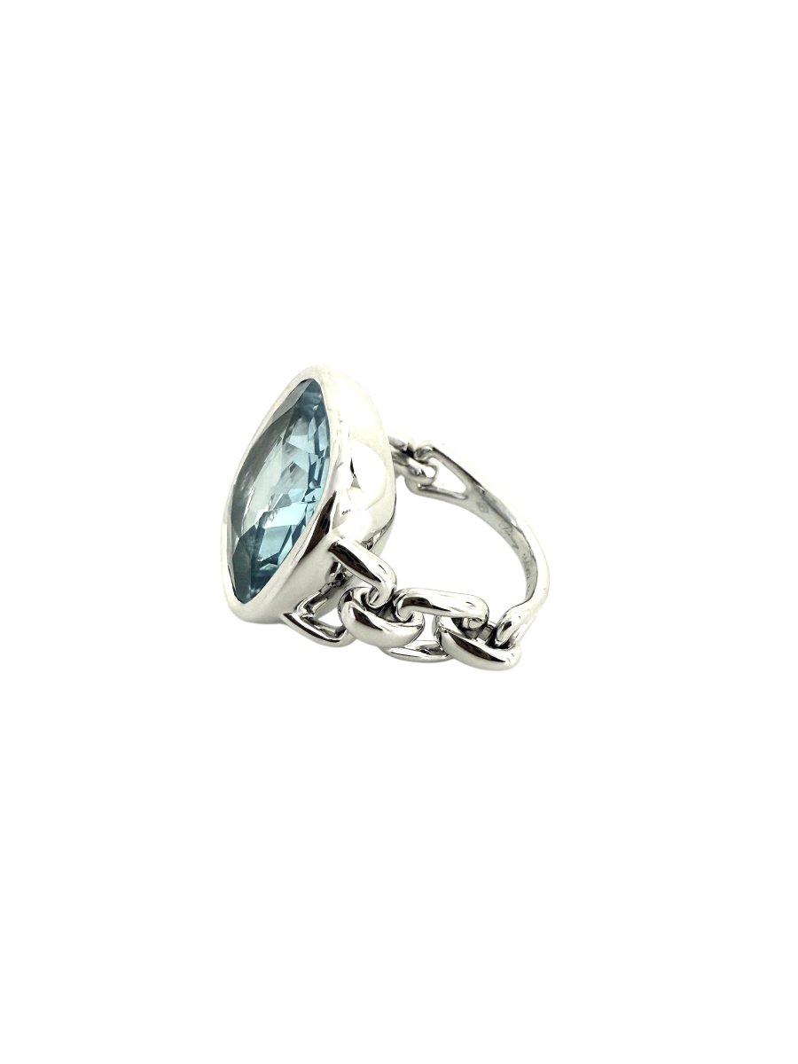 Poiray, bague collection "Indrani" en or gris et topaze bleue - Maison Eloe