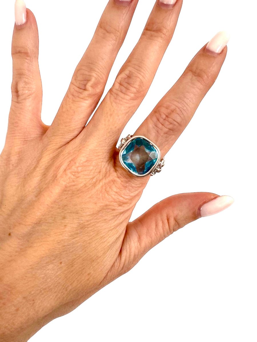 Poiray, bague collection "Indrani" en or gris et topaze bleue - Maison Eloe