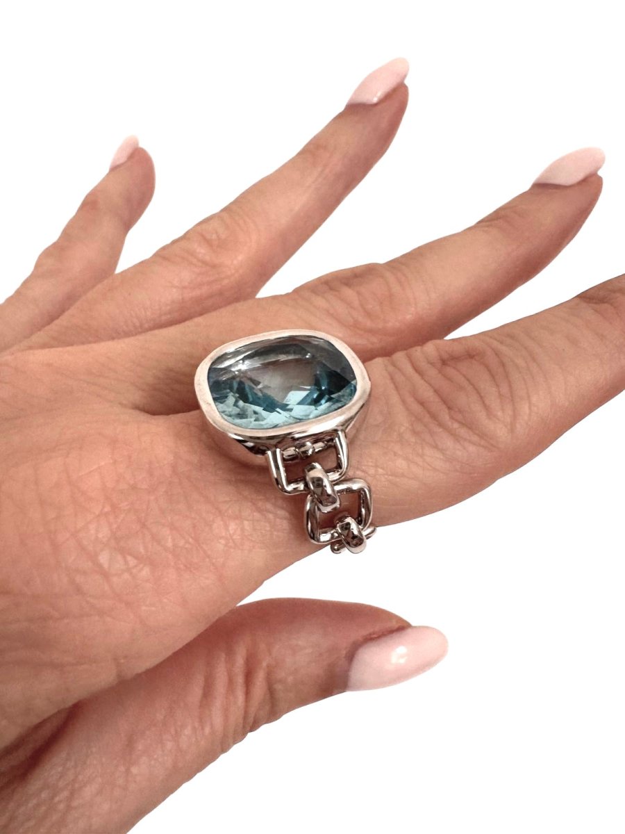 Poiray, bague collection "Indrani" en or gris et topaze bleue - Maison Eloe