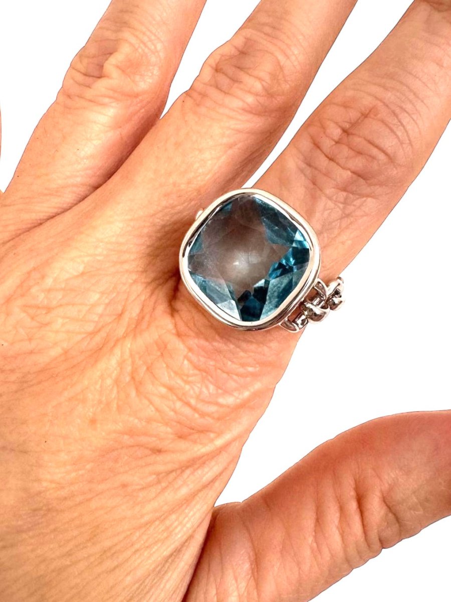 Poiray, bague collection "Indrani" en or gris et topaze bleue - Maison Eloe