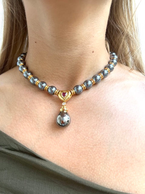 Poiray, Collier Boules Hématites, Or, Rubis et Diamant