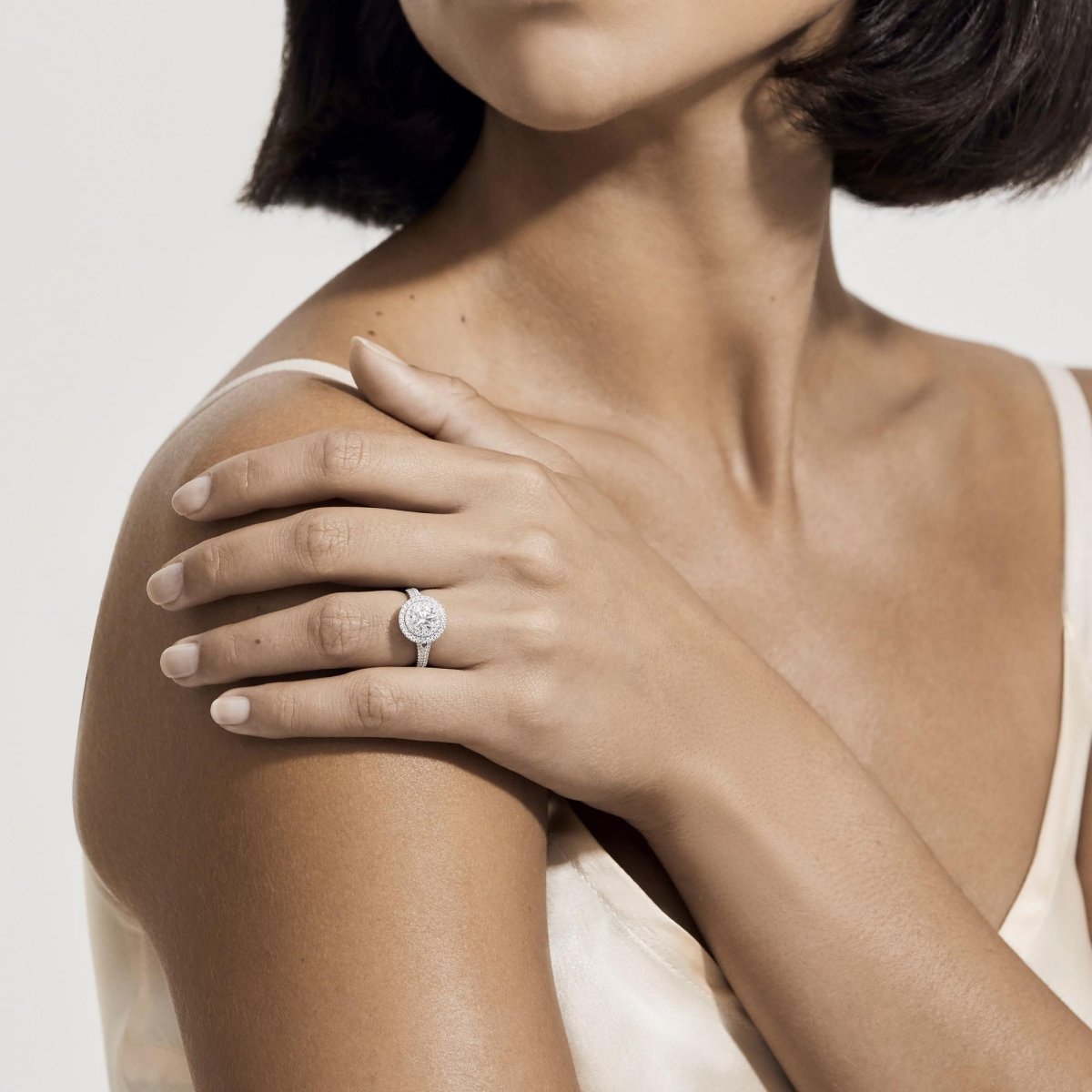 Bague solitaire en or blanc et ornée de diamants taille brillant. - Maison Eloe