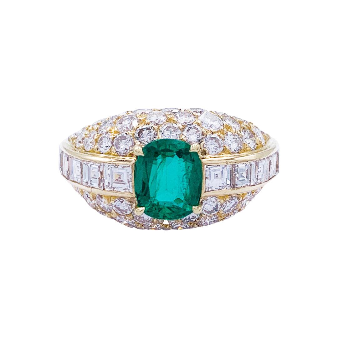 Bague or jaune, émeraude coussin et pavage diamants.
