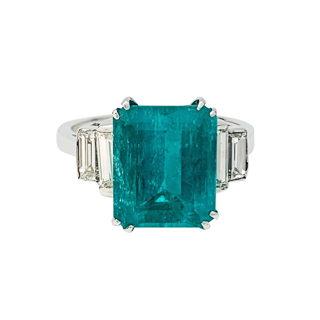 Bague or blanc, émeraude 5.90 cts, diamants.