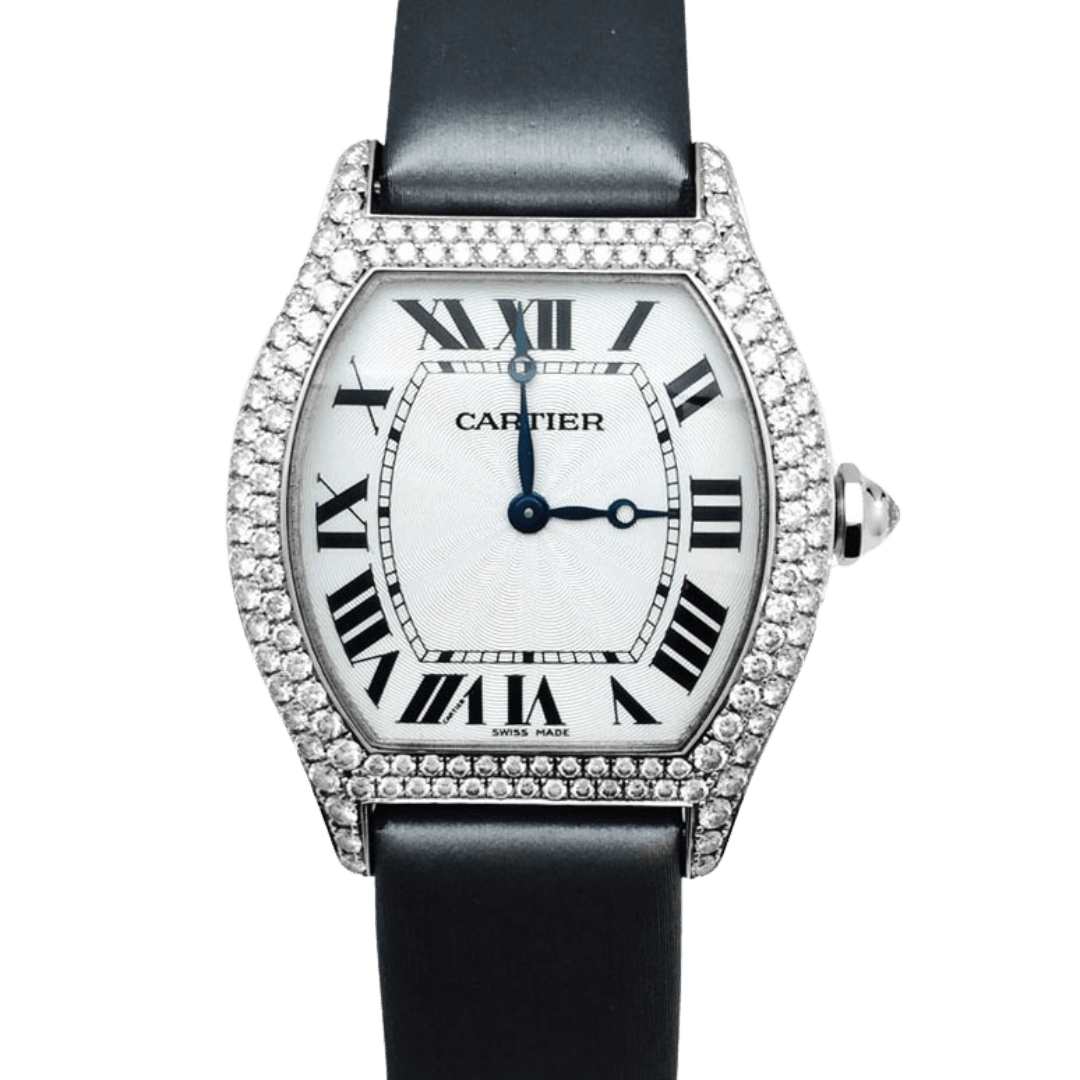 Montre Cartier modèle Tortue en or blanc et diamants sur satin - Maison Eloe