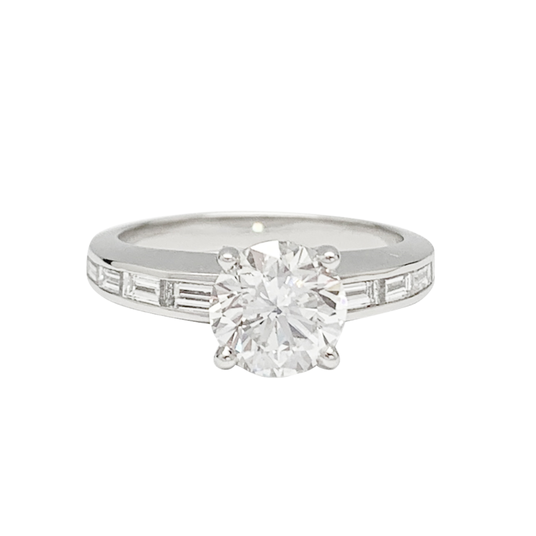 Bague solitaire accompagné de diamants baguette.