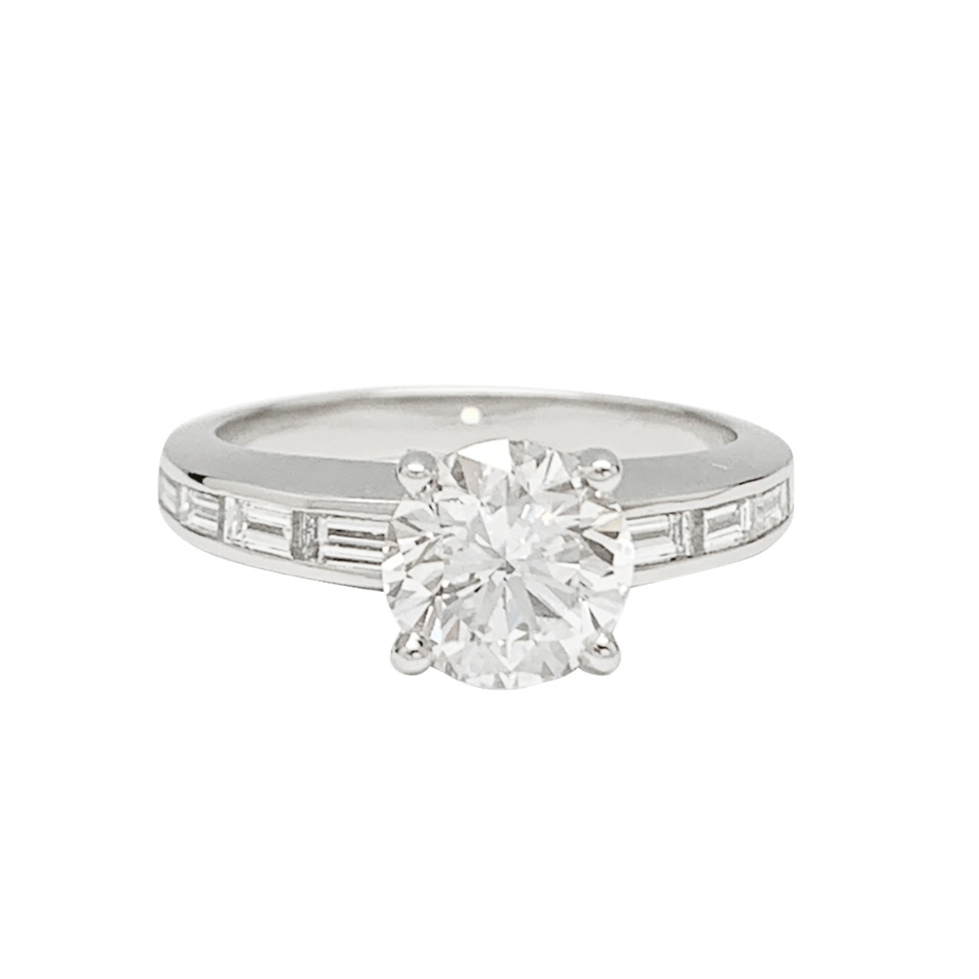 Bague solitaire accompagné de diamants baguette. - Maison Eloe