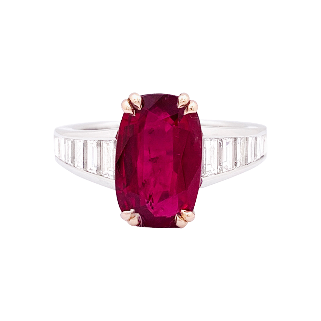 Bague or, diamants, rubis.