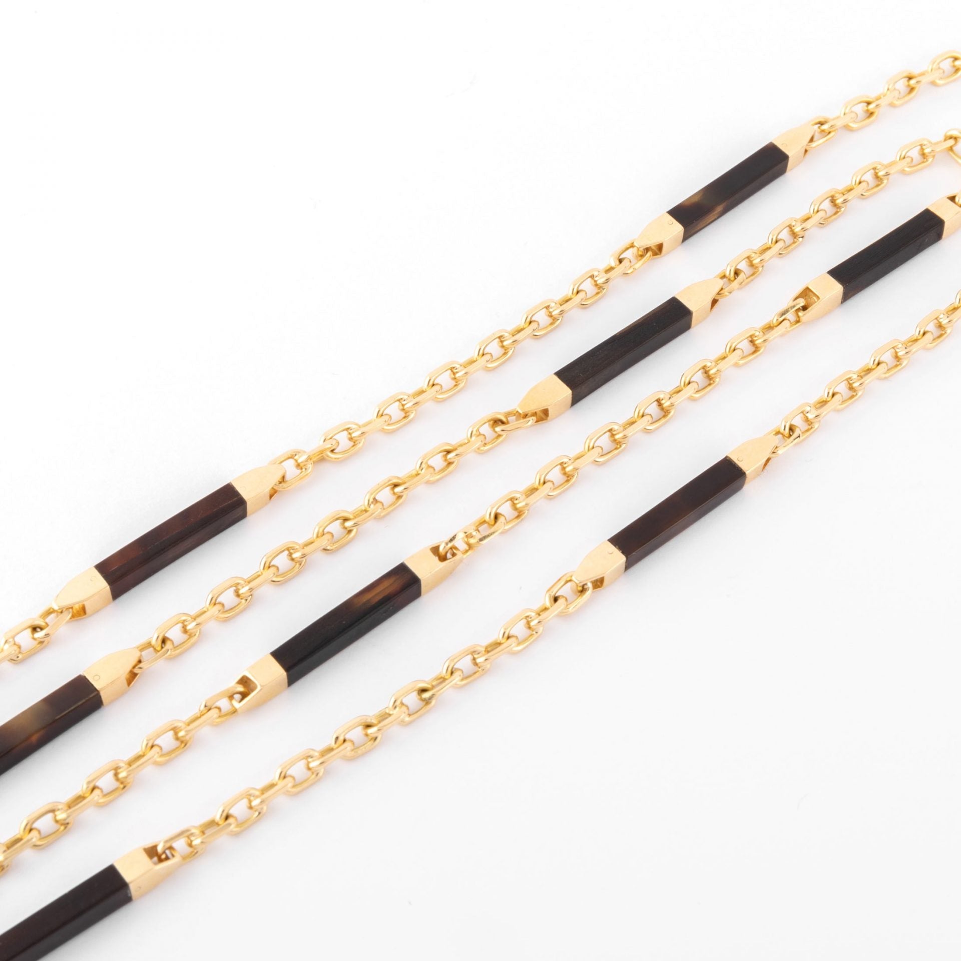 Yellow gold and tortoiseshell necklace from Cartier