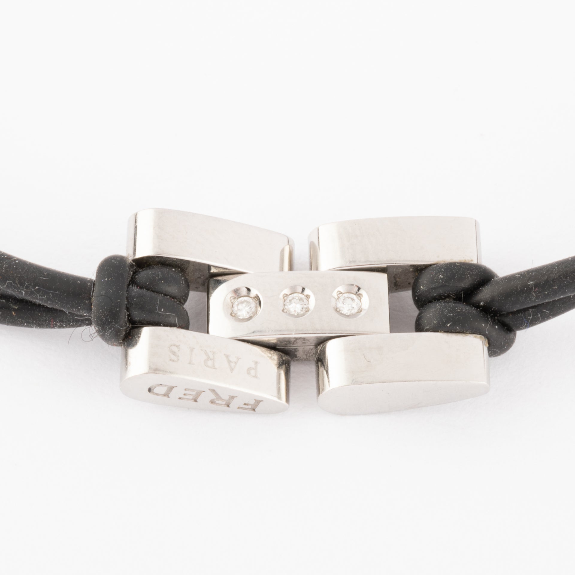 Une bracelet de la Maison Fred en acier