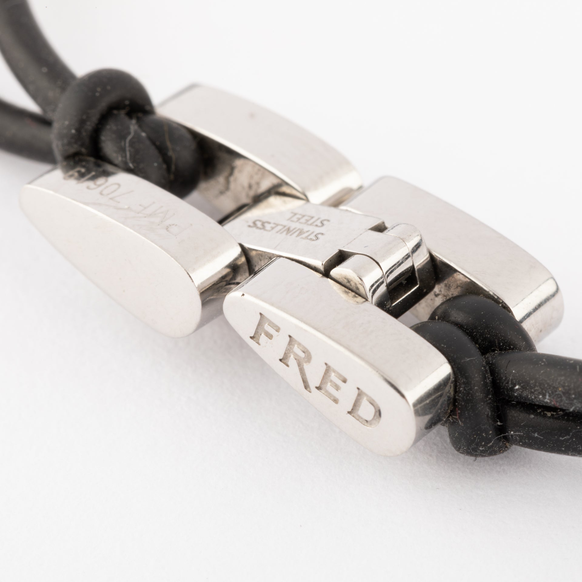Une bracelet de la Maison Fred en acier