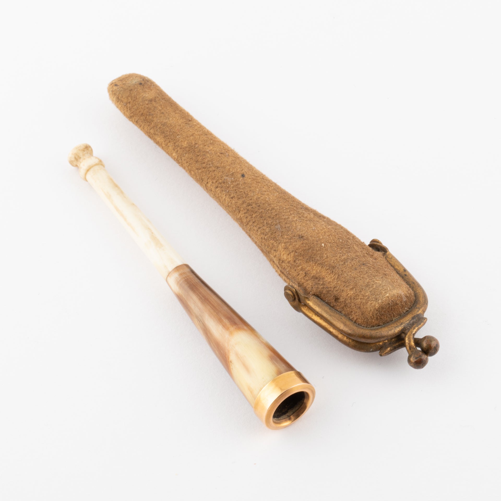 Porte cigarette en or et ivoire.