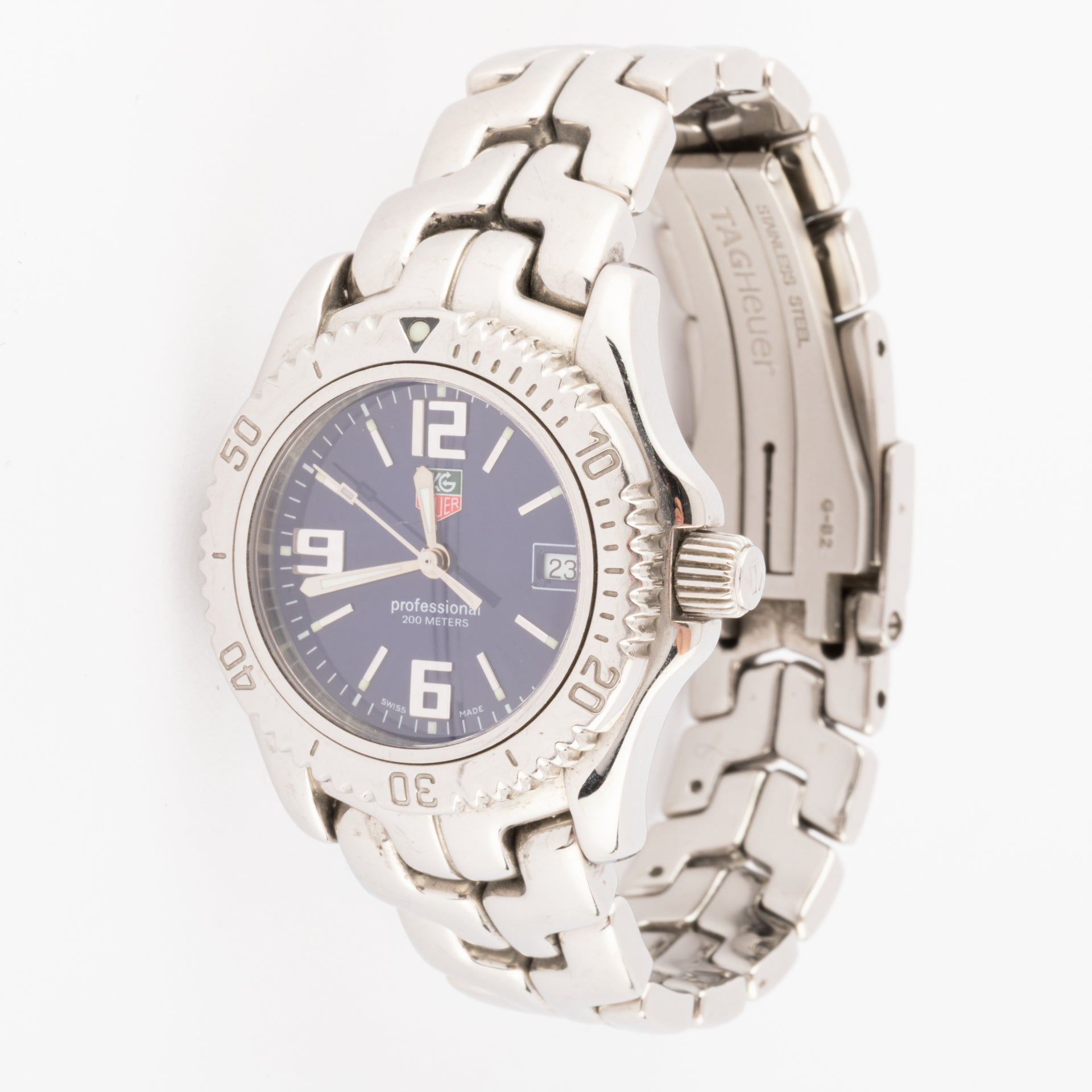 Une montre Tag Heuer "professional" en acier , cadran bleu