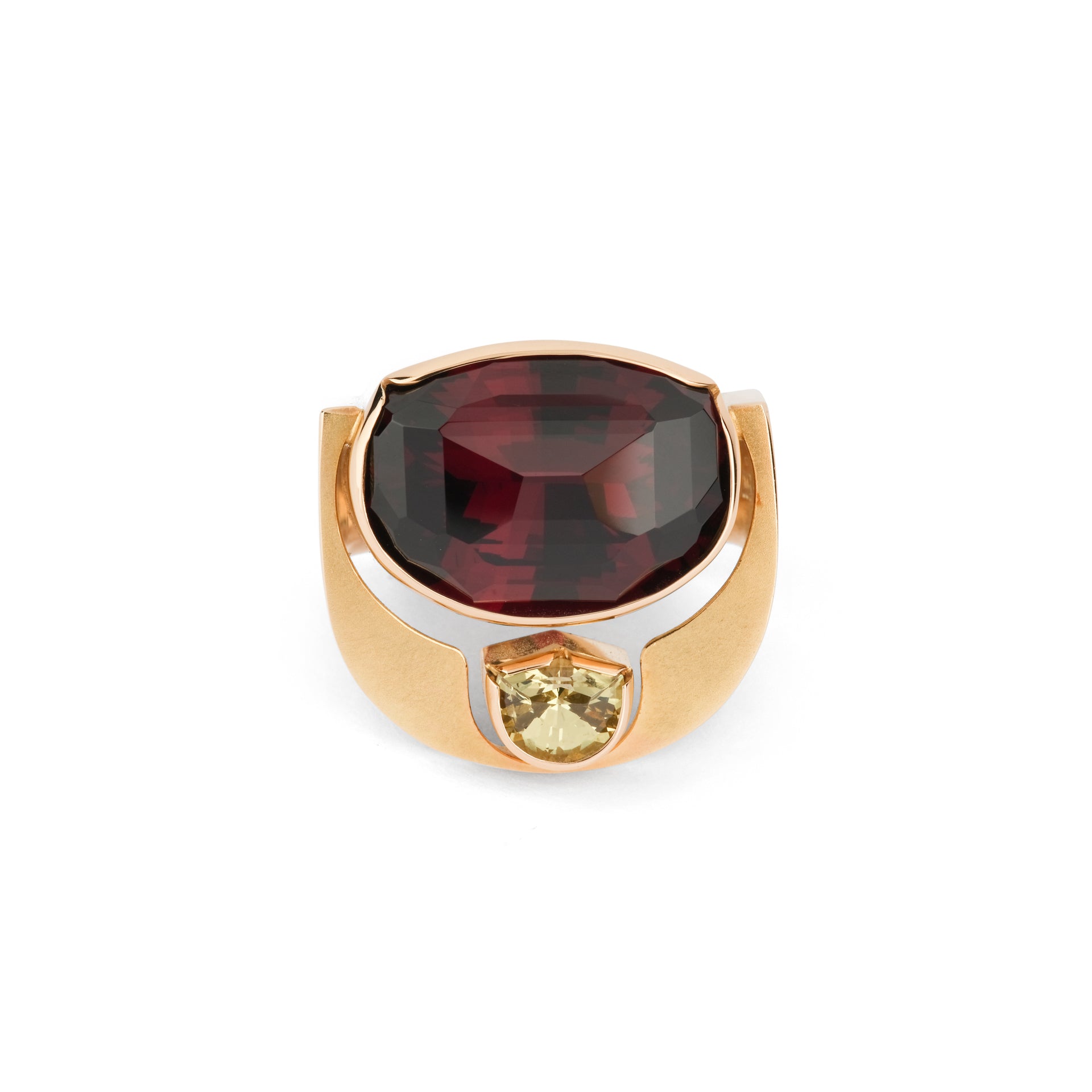Une bague Erwin Springbrunn en or jaune, grenat rouge et vert