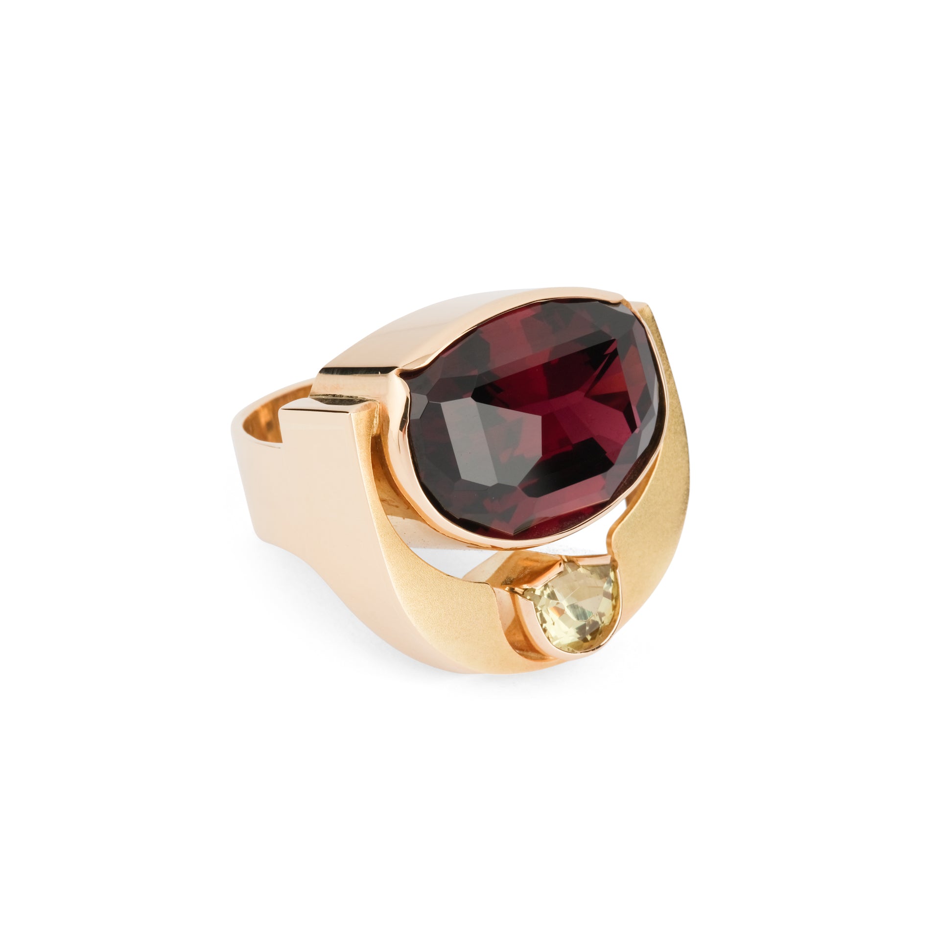 Une bague Erwin Springbrunn en or jaune, grenat rouge et vert