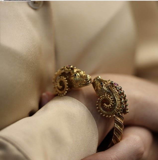 Zolotas bracelet jonc "Têtes de bélier" en or jaune 18K émeraudes, saphirs et rubis - Maison Eloe