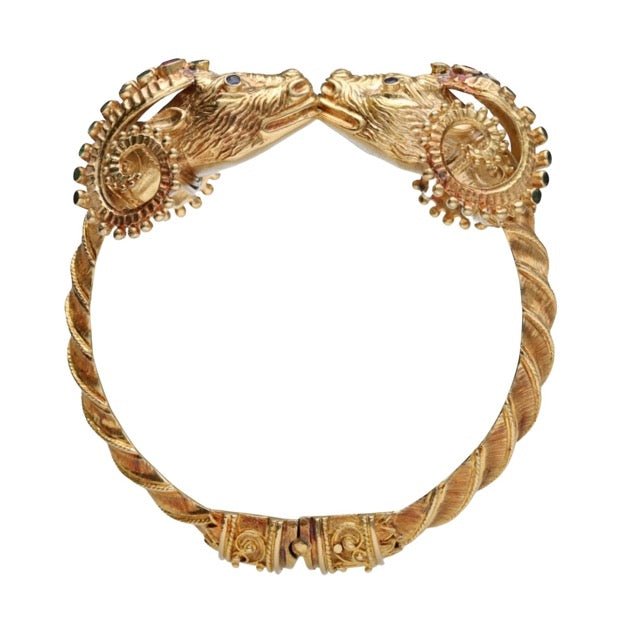 Zolotas bracelet jonc "Têtes de bélier" en or jaune 18K émeraudes, saphirs et rubis - Maison Eloe